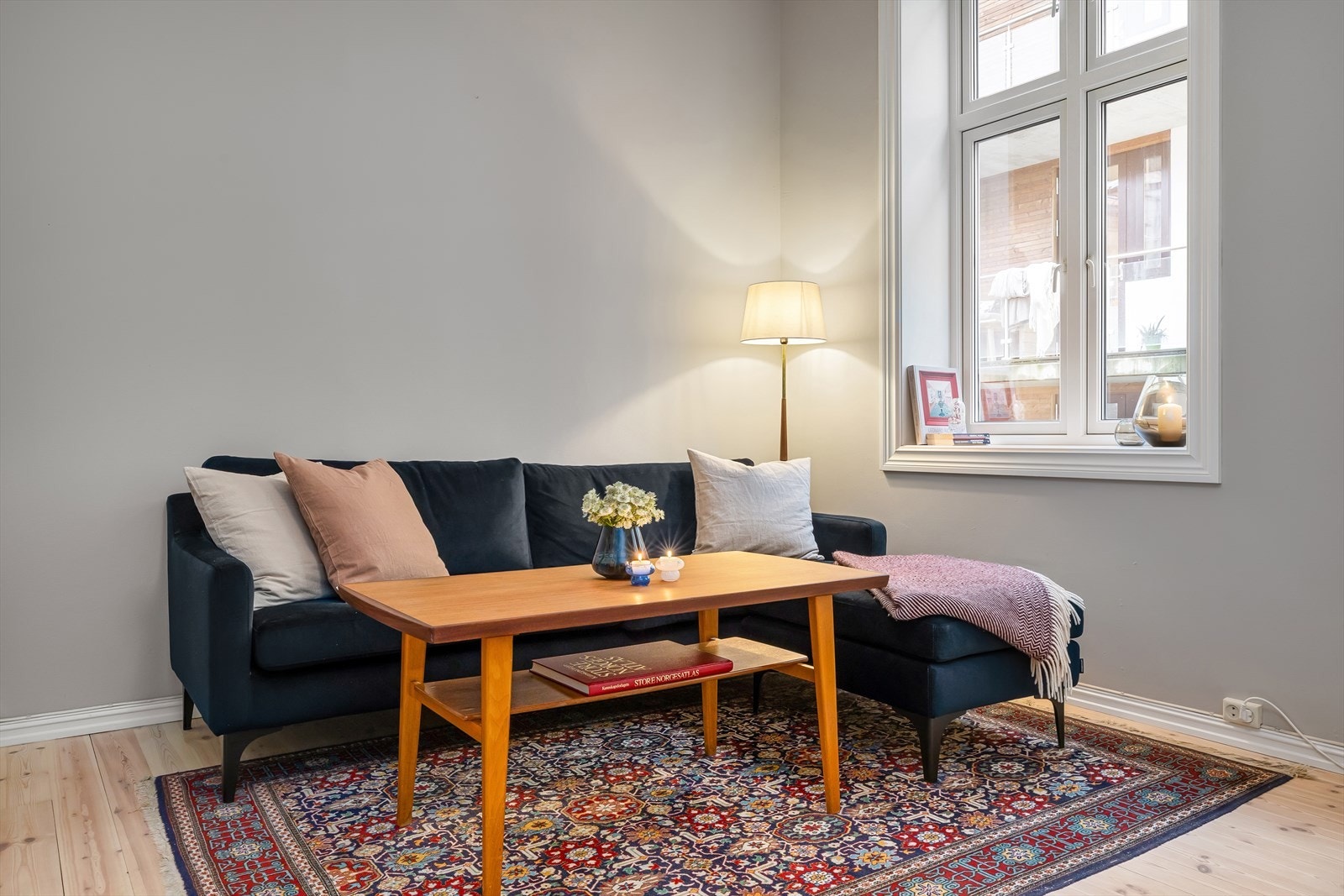 Store vindusflater gir et lyst og fint hjem året rundt, og i kombinasjon med den generøse takhøyden skaper dette en herlig atmosfære. Galleribilde