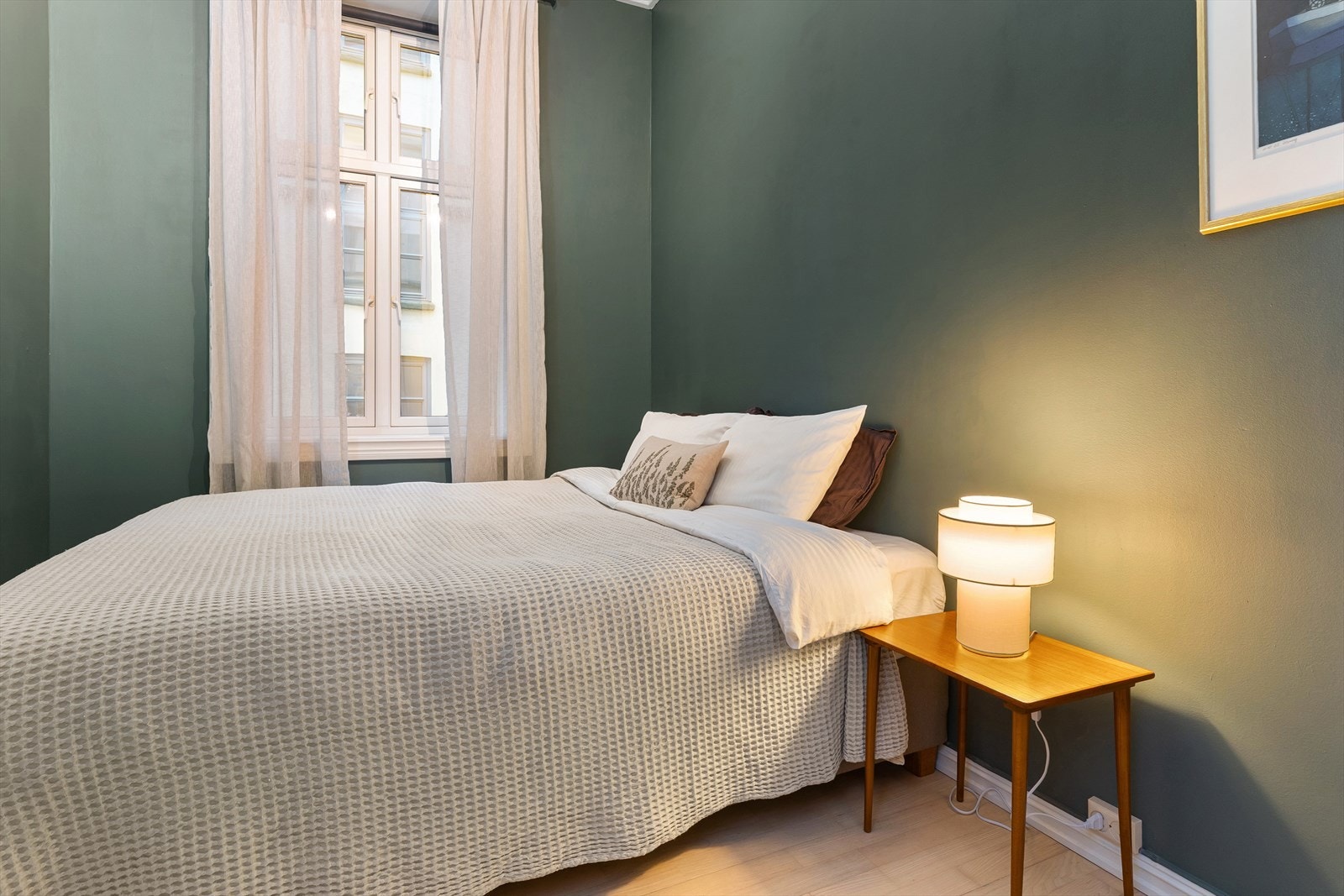 Store vinduer gir godt naturlig lys til rommet. Galleribilde