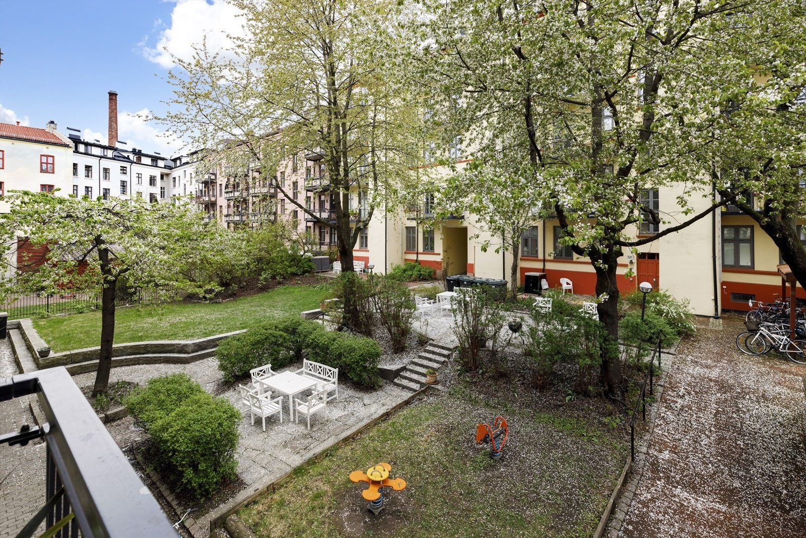 Felles uteområde med sittegruppe og lekeplass gir gode muligheter for sosialt samvær. Galleribilde