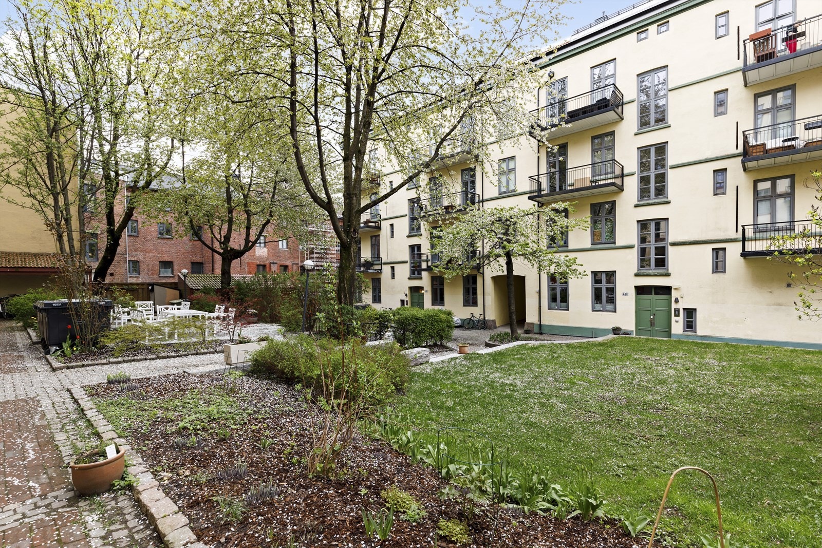 Velholdt grøntareal og sitteplasser gir et attraktivt uterom for beboerne. Galleribilde