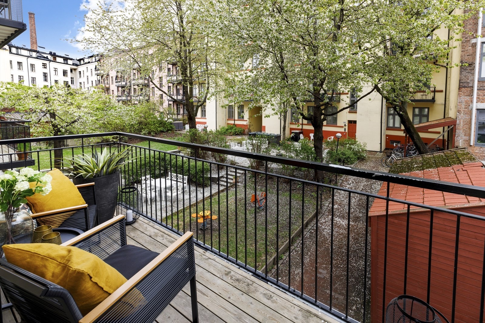 Bakgården i seg selv er et smykke, med fine grøntområder, sittegrupper og planter. Galleribilde