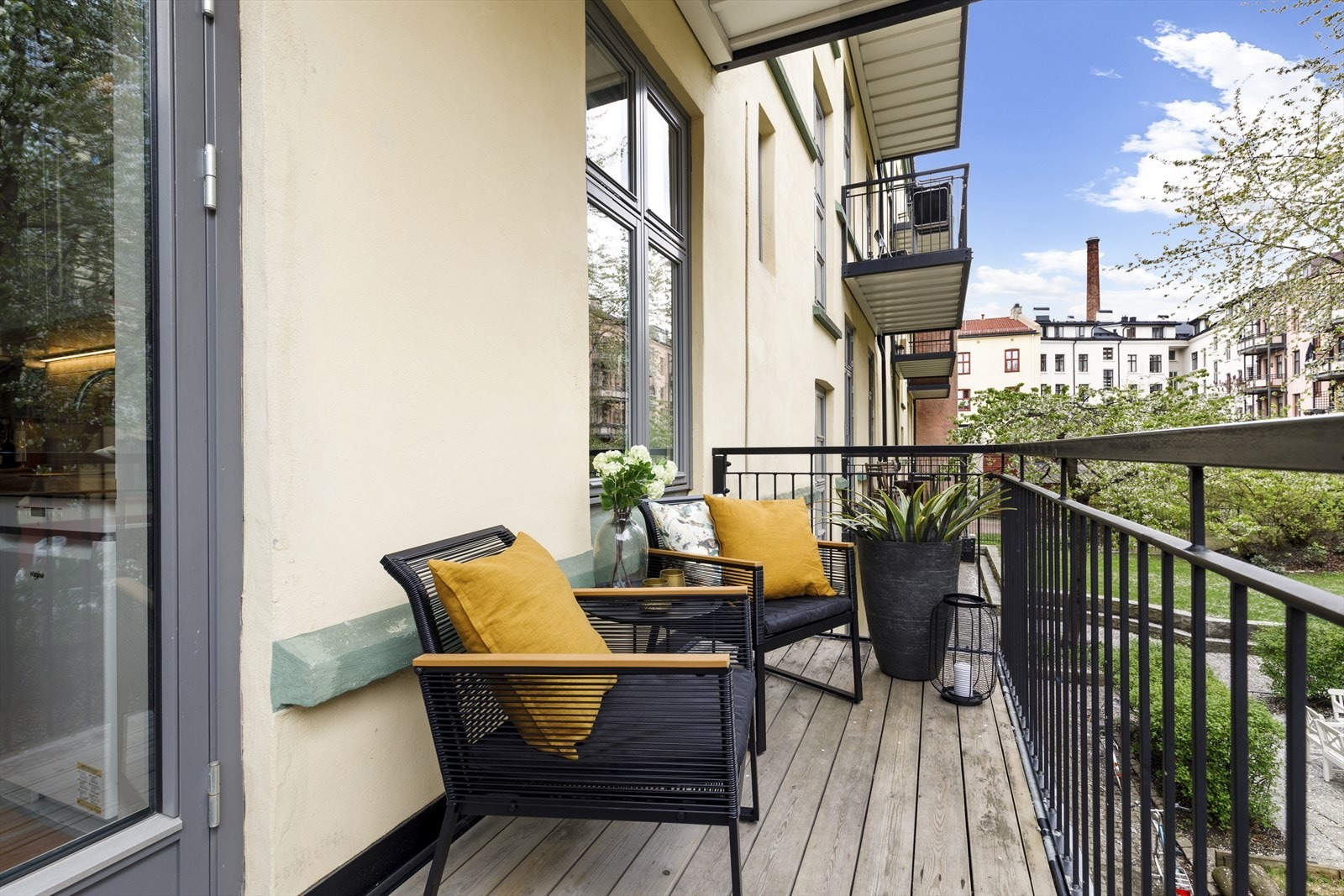 Balkongen vender ut mot indre gårdsrom. Galleribilde