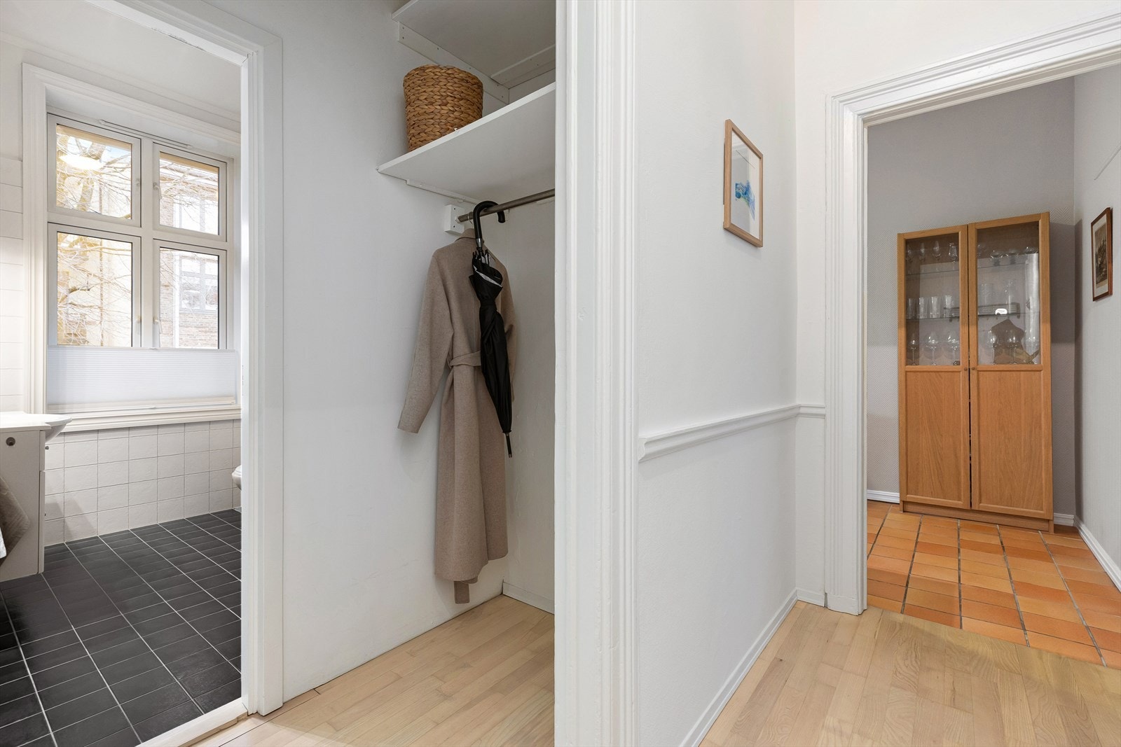 Entréen fremstår som romslig og innbydende med god plass for klesoppheng og oppbevaring av sko. Galleribilde