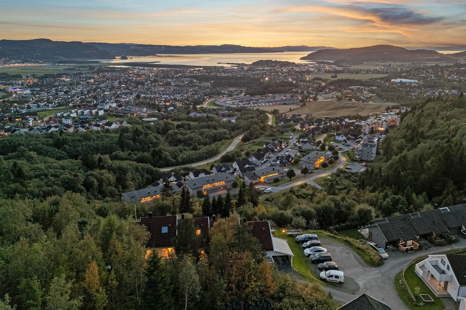 Husbymarka er rikt på fasiliteter og i tillegg til marka, idrettsanlegg og golfbane, finnes flere lekeplasser i området samt barnehage kun ca. 500 meter unna Galleribilde