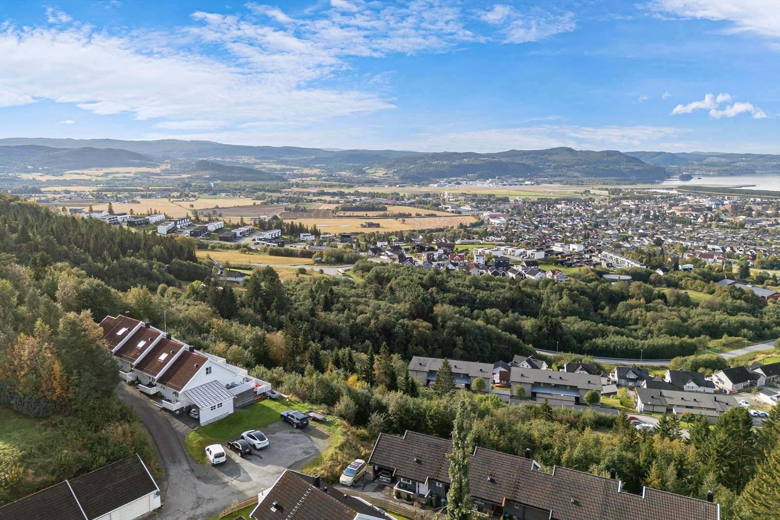 Husbymarka er bestående av ca. 700 husholdninger med ca. 1600 beboende - Hovedsaklig bestående av eneboliger men også en god del rekkehus Galleribilde