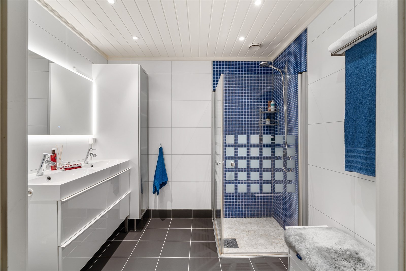 Lekkert bad i sokkeletasjen oppusset i 2009 Galleribilde