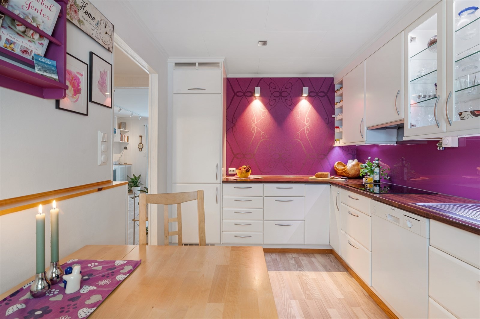 Her får du rikelig med skap- og benkeplass samt plass til mindre spisestue Galleribilde