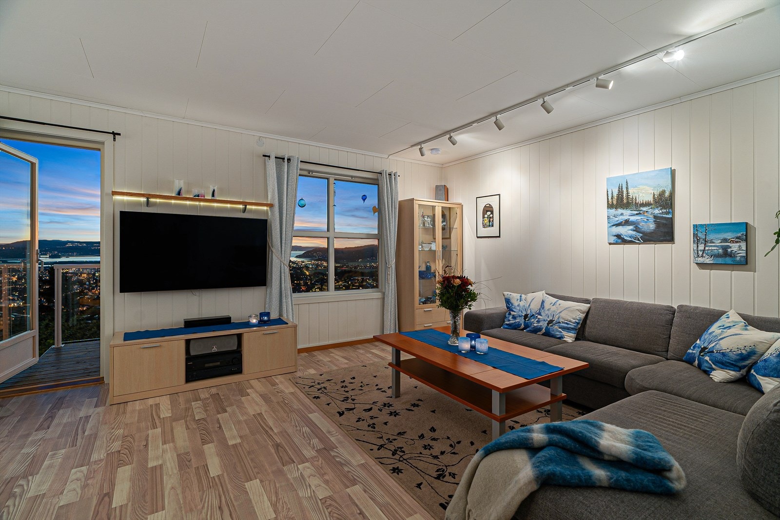 Boligen går over tre plan og eiendommens totale bruksareal er 136 kvm Galleribilde