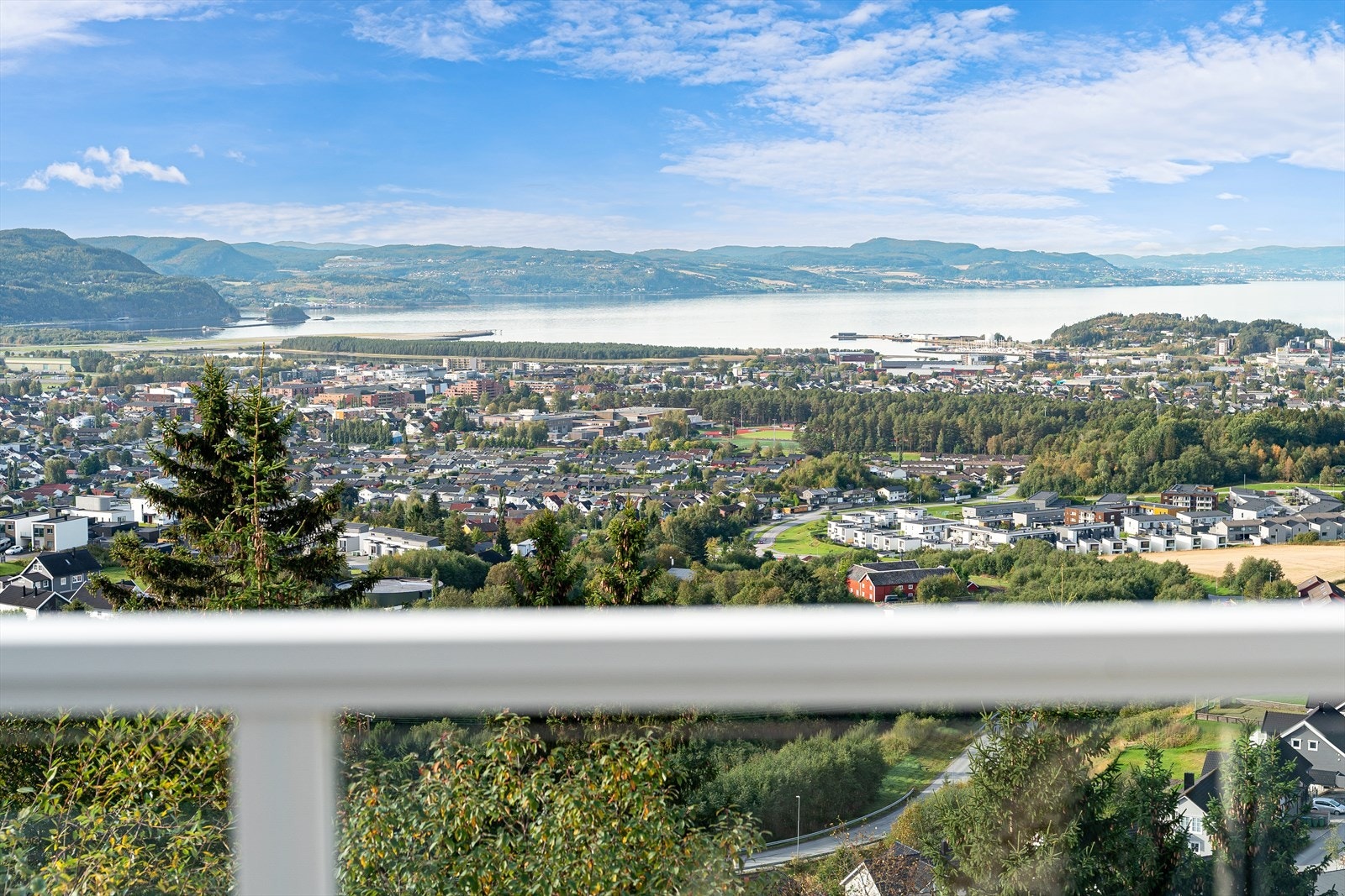 Verandadører, ytterdør, samt kledning på vegg mot sør byttet i 2013 Galleribilde