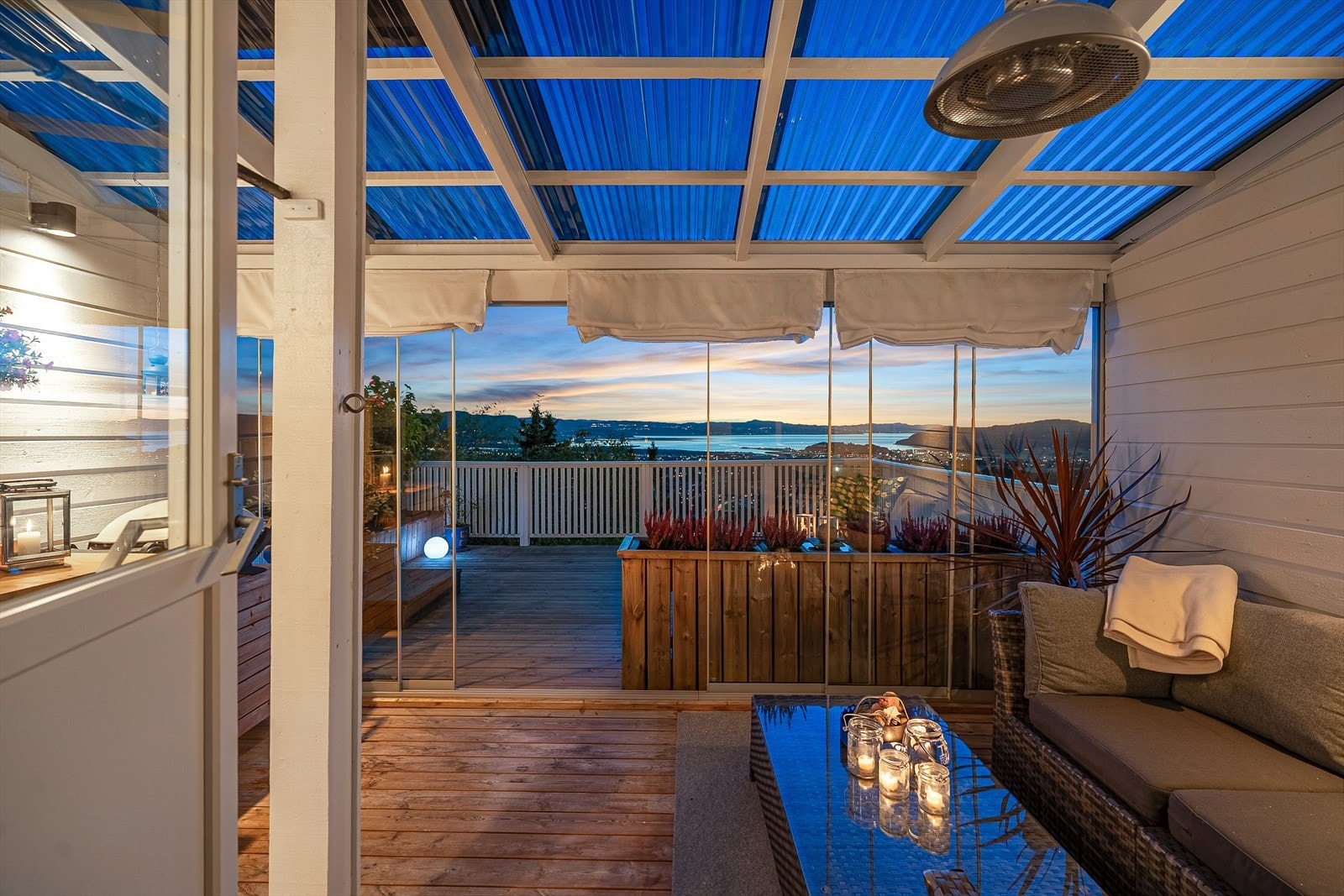 På nedre plan er det en innglasset terrassedel som øker bruksmulighetene skjermet for vær og vind Galleribilde