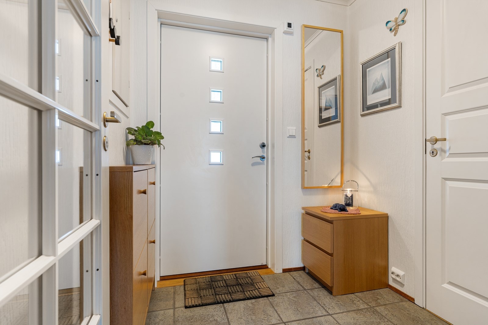 Flislagt entrè med gulvvarme Galleribilde