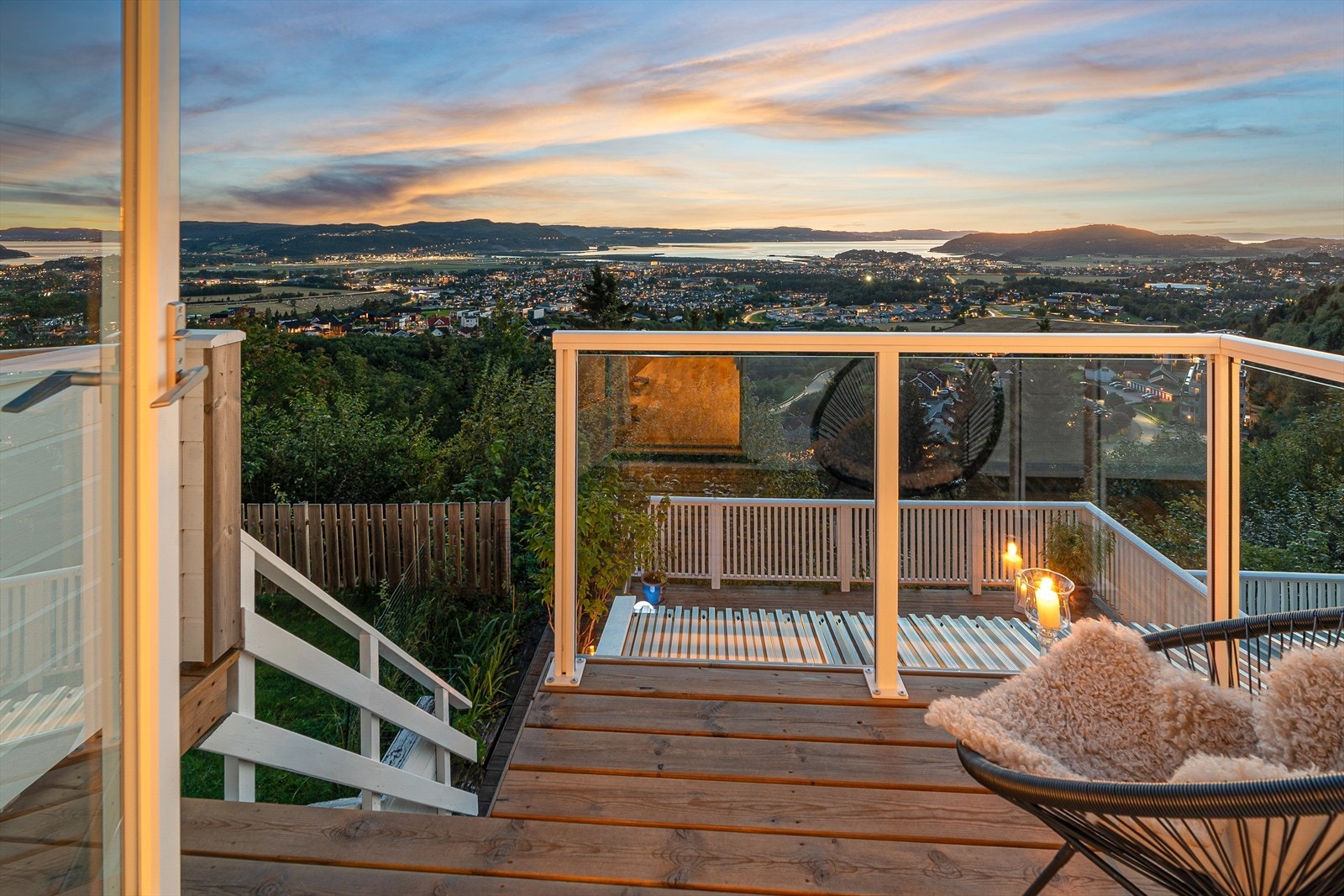 Nydelig balkong med utgang fra stuen i hovedetasjen Galleribilde