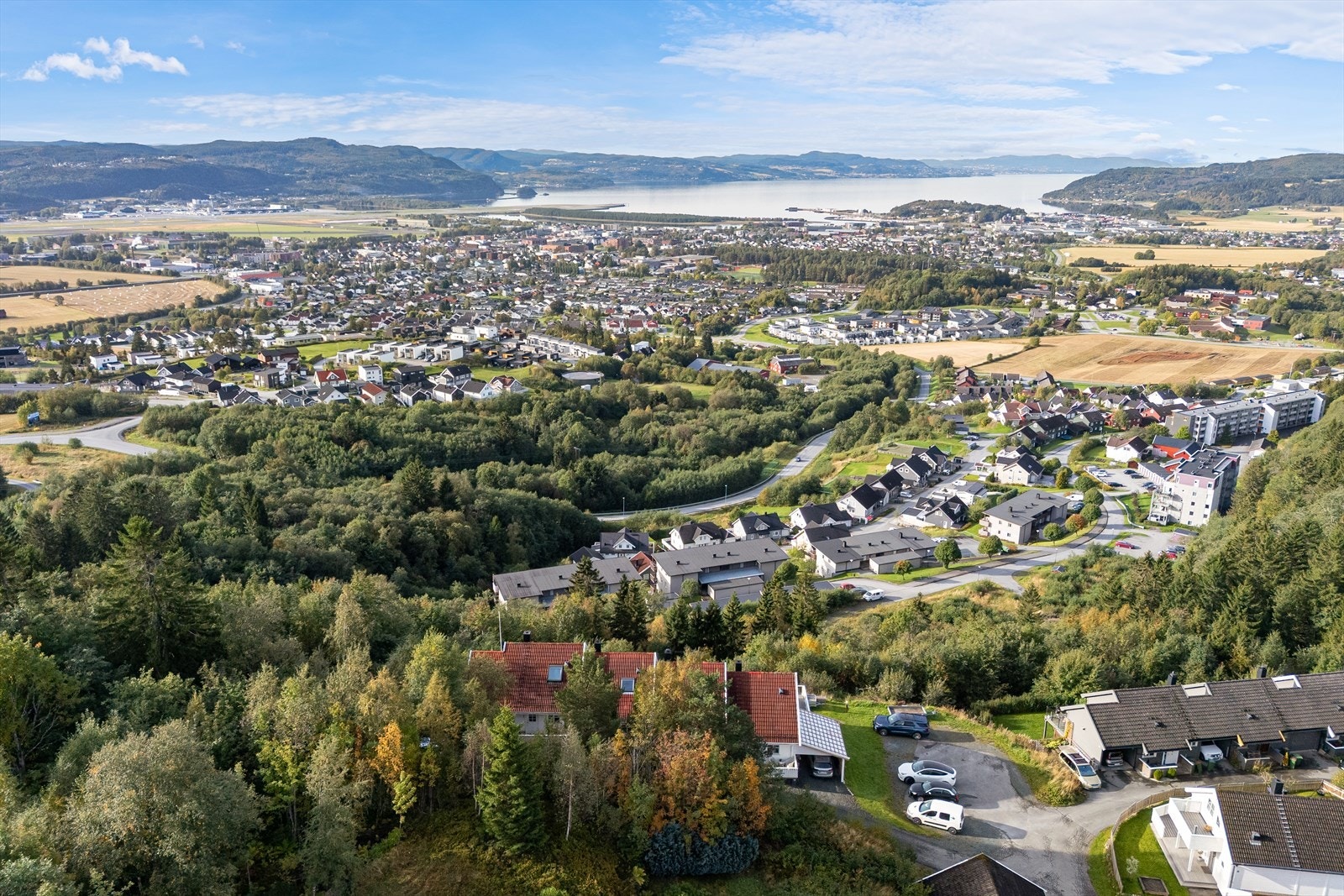 I nærheten går både skolebuss og vanlig rutebuss med hyppige avganger Galleribilde