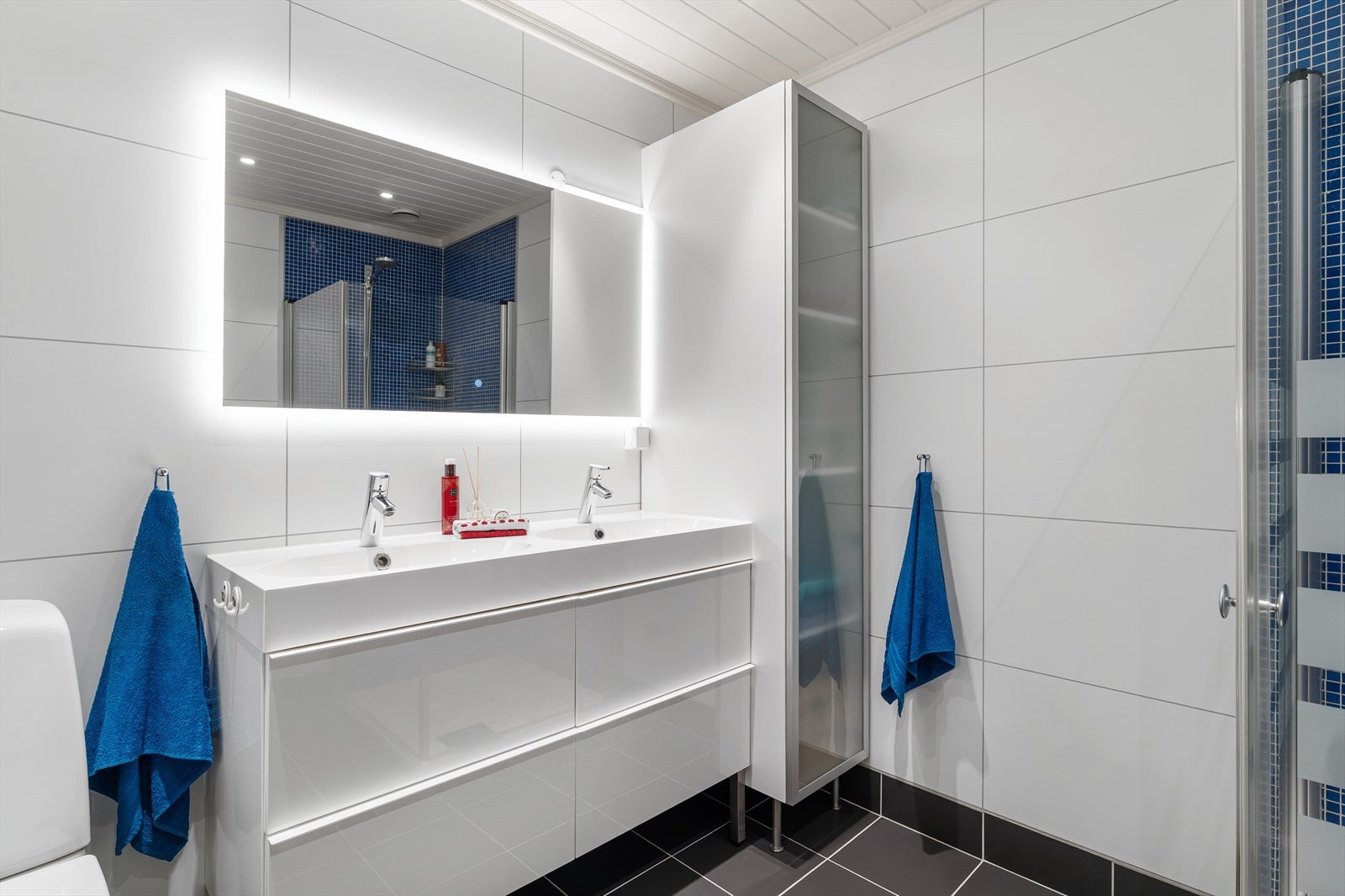 Badet er ca. 6 kvadratmeter og er utstyrt med innredning med dobbel servant samt dusjhjørne med glassdører og dusjgarnityr Galleribilde