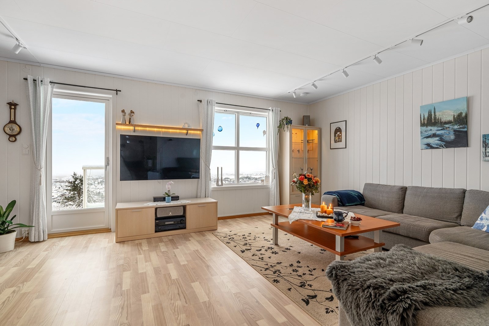 Stue i hovedetasje er ca. 22 kvadratmeter Galleribilde