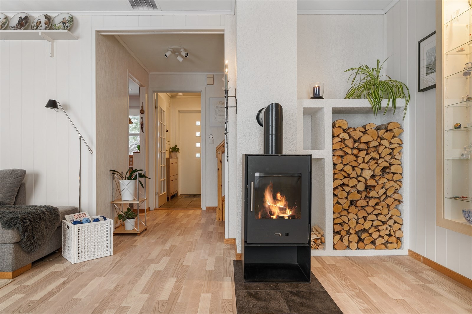 Stue med gang og kjøkken innenfor Galleribilde