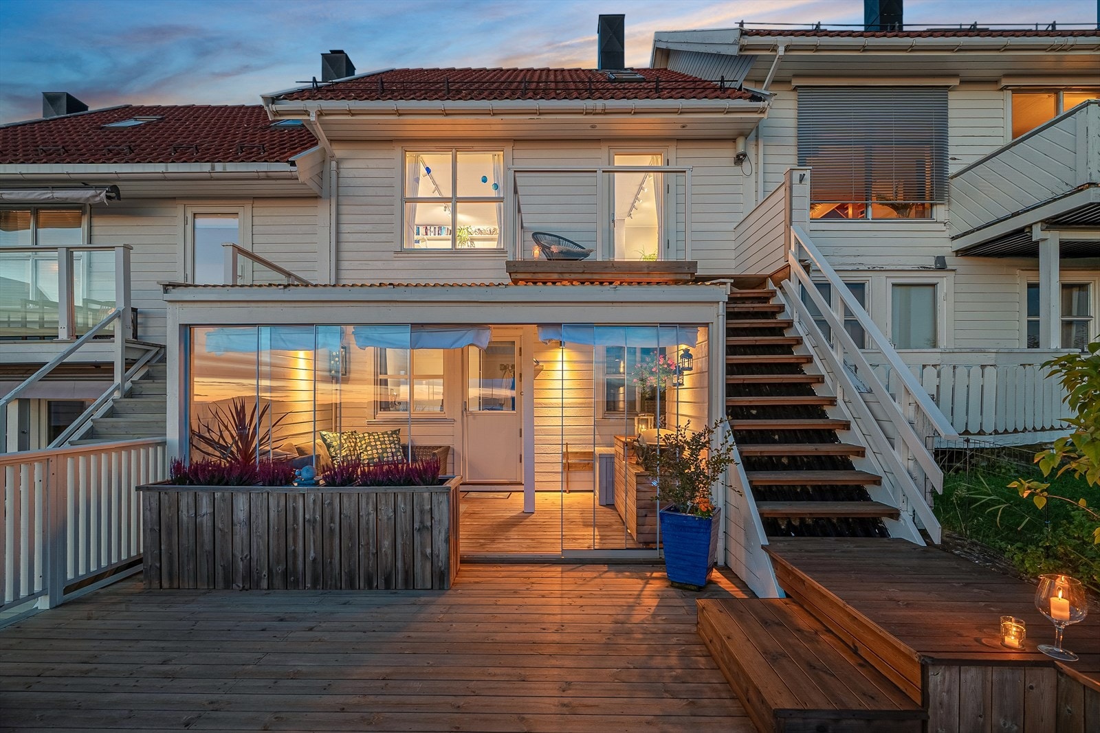 Dette er et lekkert og velholdt rekkehus med en særdeles flott beliggenhet helt ute på pynten i enden av blindvei i Husbymarka Galleribilde