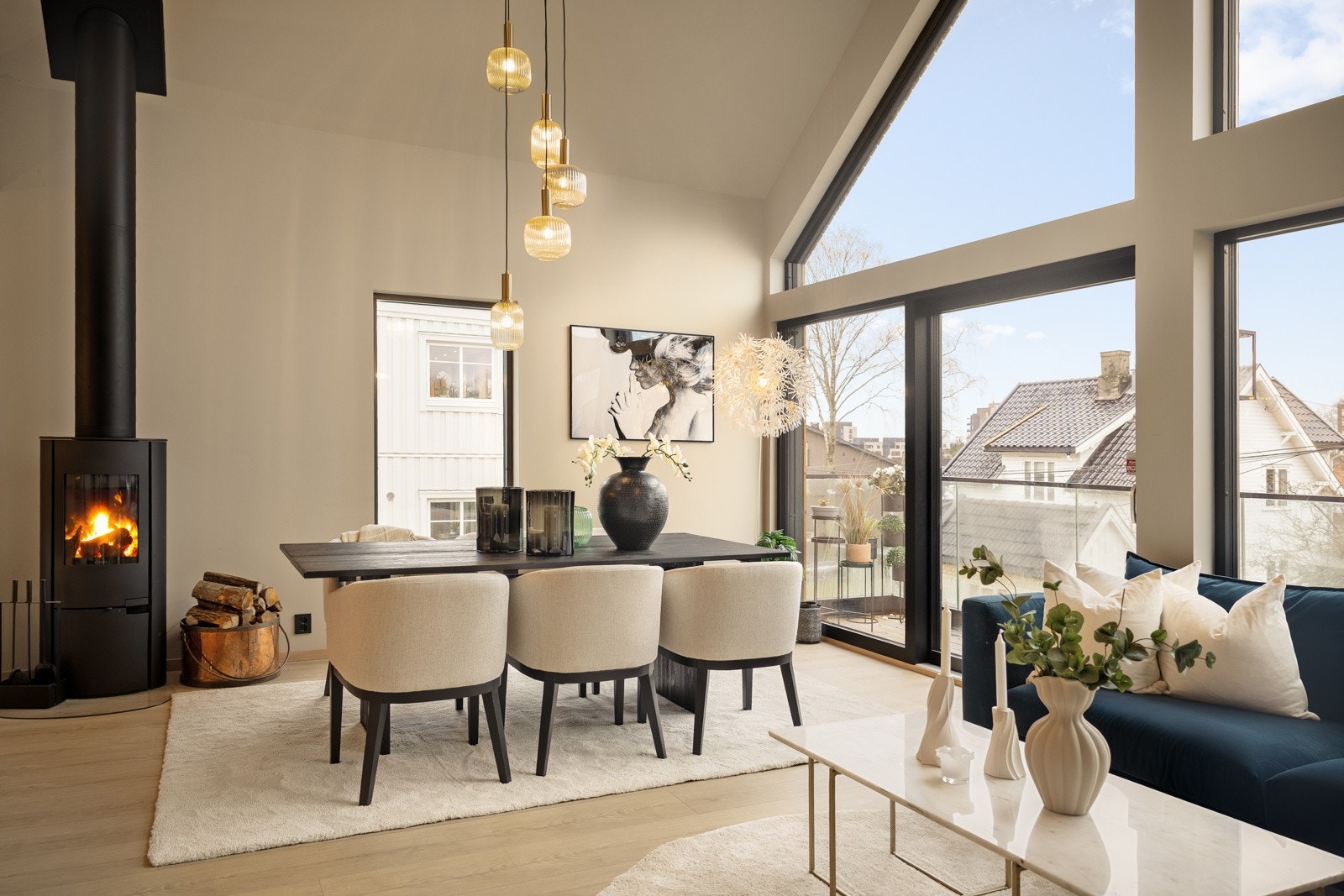 Rommet fremstår som boligens imponerende hovedrom med god takhøyde og skråtak som forsterker den luftige og åpne romfølelsen. Galleribilde