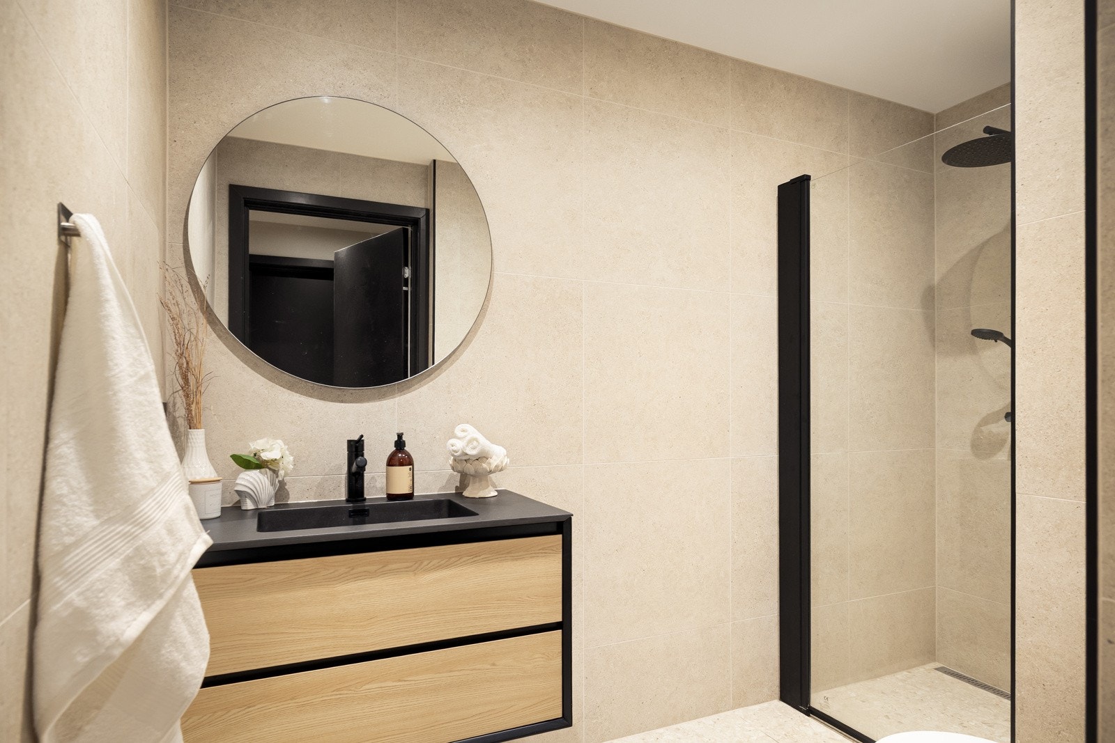 Det er 3 fine bad i boligen. Galleribilde