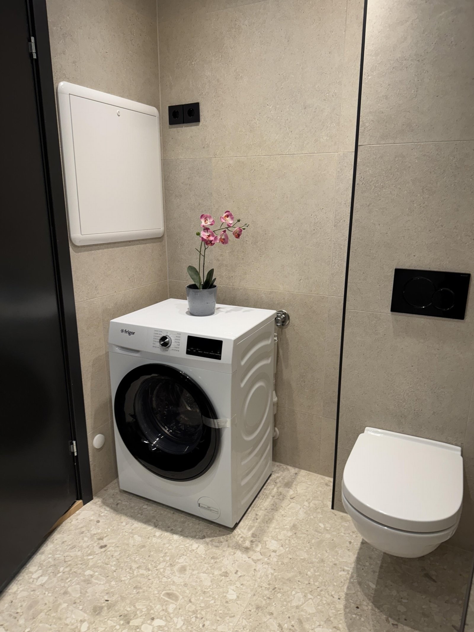 Baderom - Behagelig varme i gulv og opplegg for vaskemaskin og tørketrommel. Galleribilde