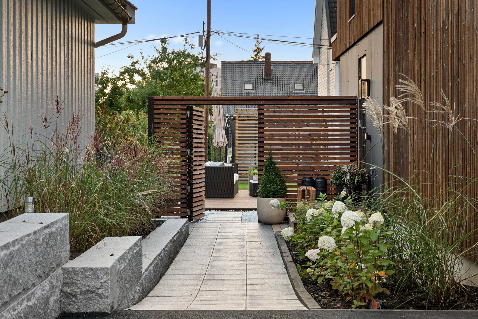 Eiendommen er pent opparbeidet og svært forseggjort. Hyggelig inngangsparti som sørger for godt førsteinntrykk av funkisboligen. Galleribilde