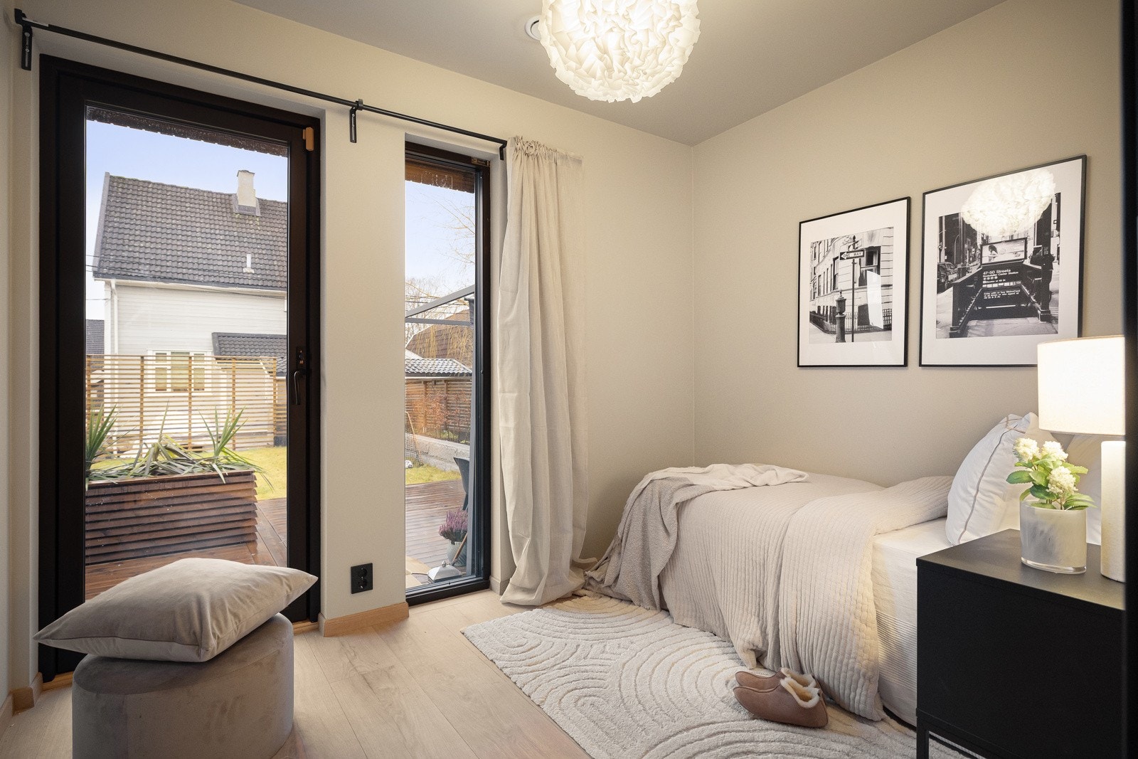 Soverom I - Fra dette soverommet er det utgang til den flotte terrassen på hele 66 m² og hagen. Galleribilde