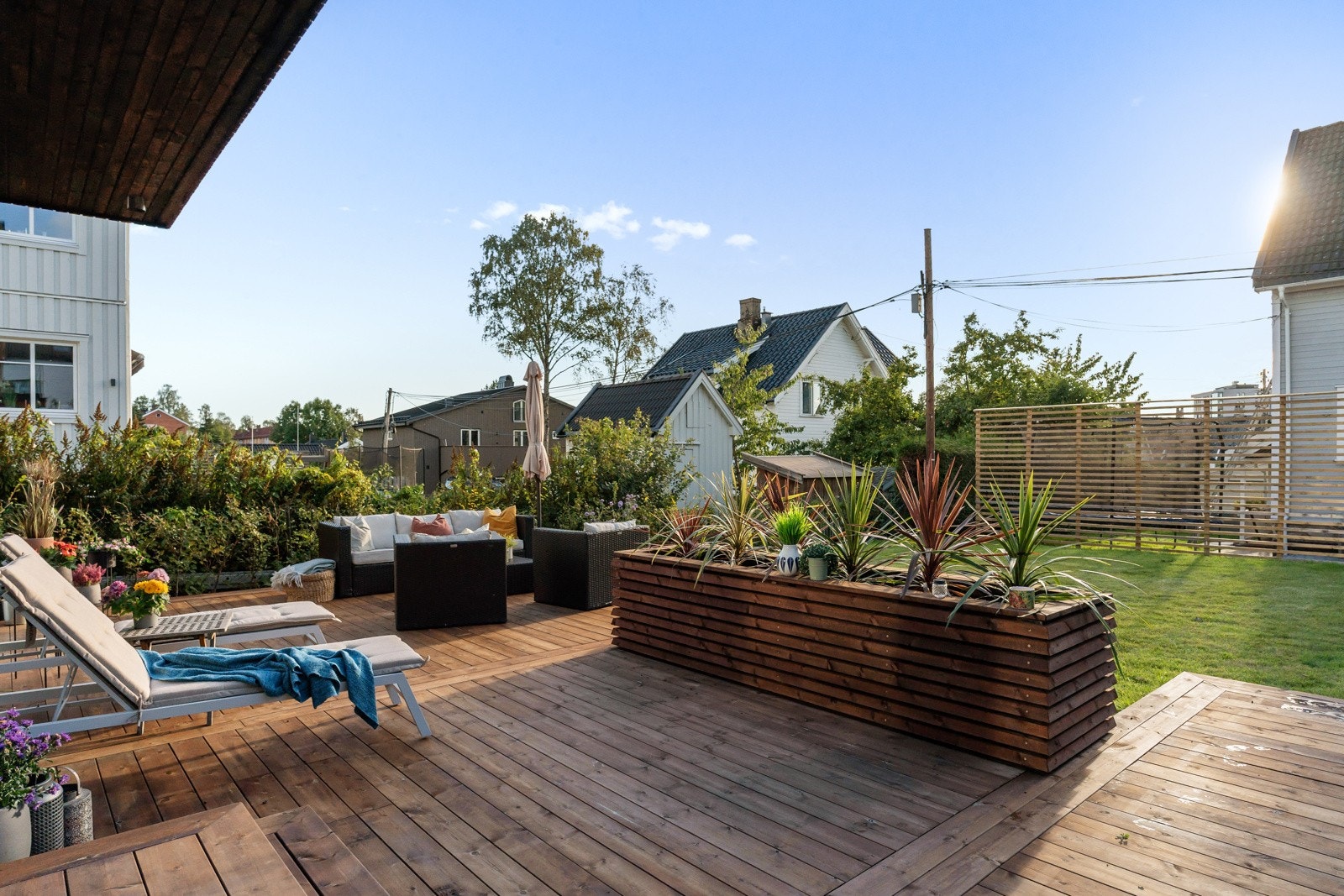 Terrassen fremstår som et eksklusivt uterom med god plass til både spisegruppe, loungemøbler og sosiale soner. Galleribilde