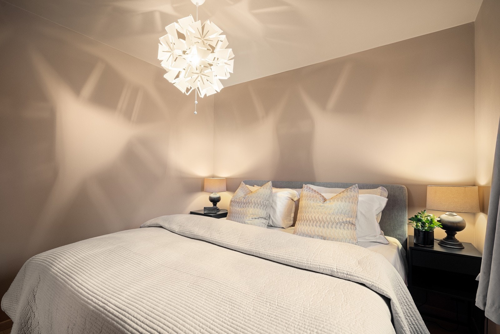 Hovedsoverom med direkte tilgang til walk-in garderobe og toalettrom. Galleribilde