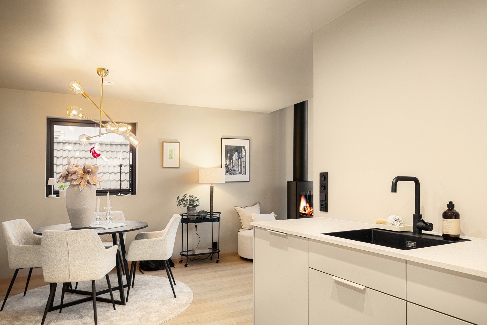 Kjøkkenet ligger delvis åpent mot stuen. Galleribilde