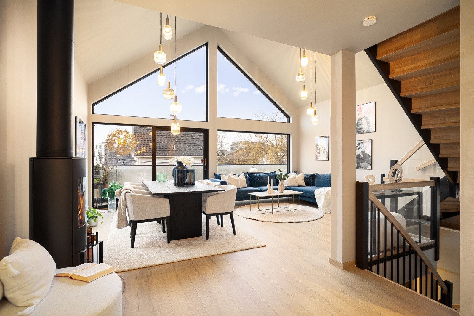 Fantastisk stue med god takhøyde og med flotte arkitektnoiske detaljer. Galleribilde