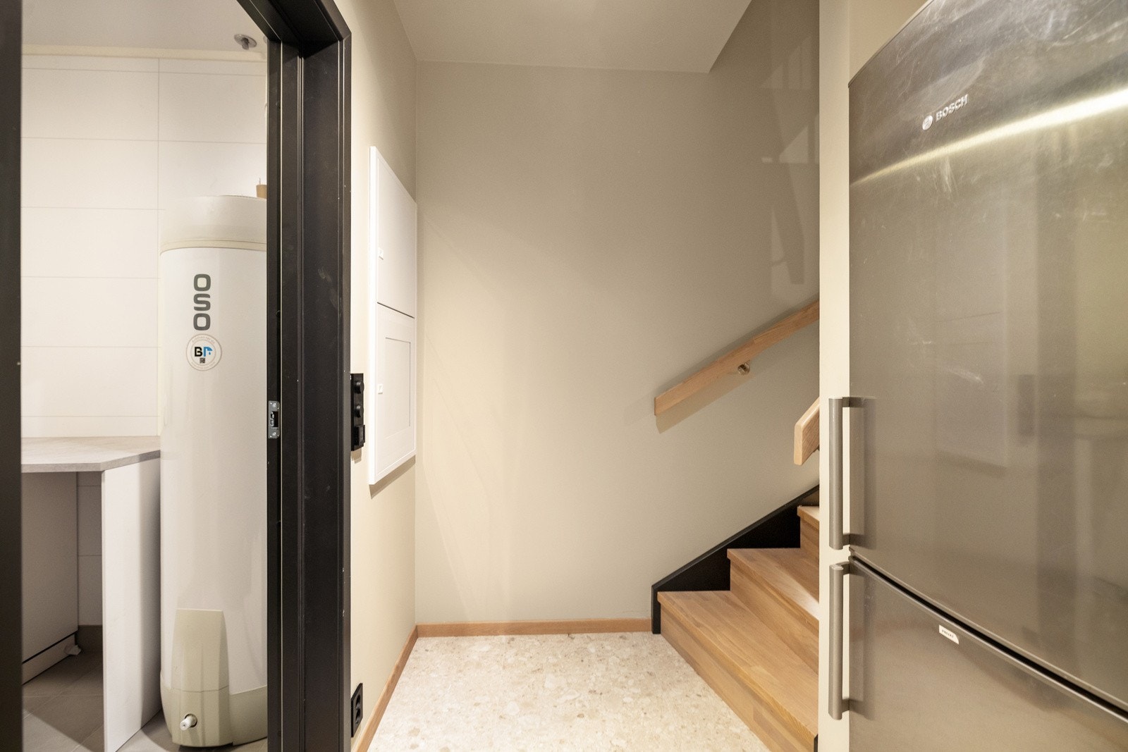 Trappenedgang til gang med direkte adkomst til vaskerom, bod og lyddør til innredet rom. Behagelig gulvvarme i alle kjellerrom. Galleribilde