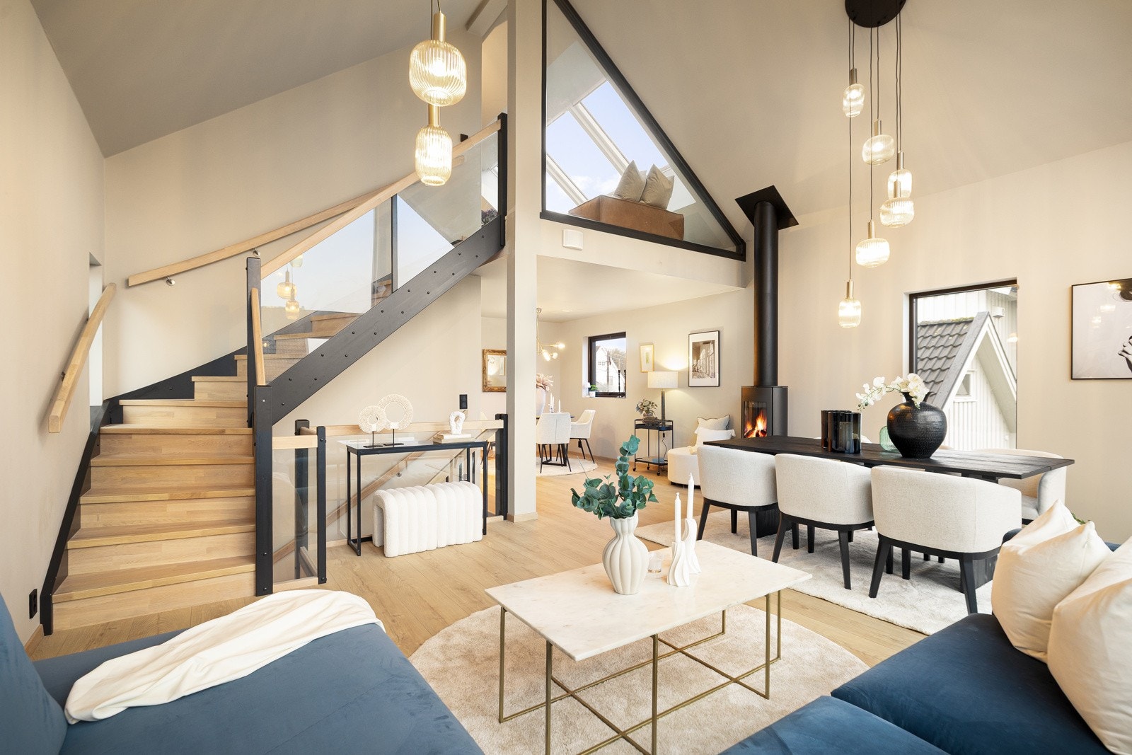 Boligen går over 3 plan + mesanin/loft og har en gjennomgående høy og moderne standard. Galleribilde