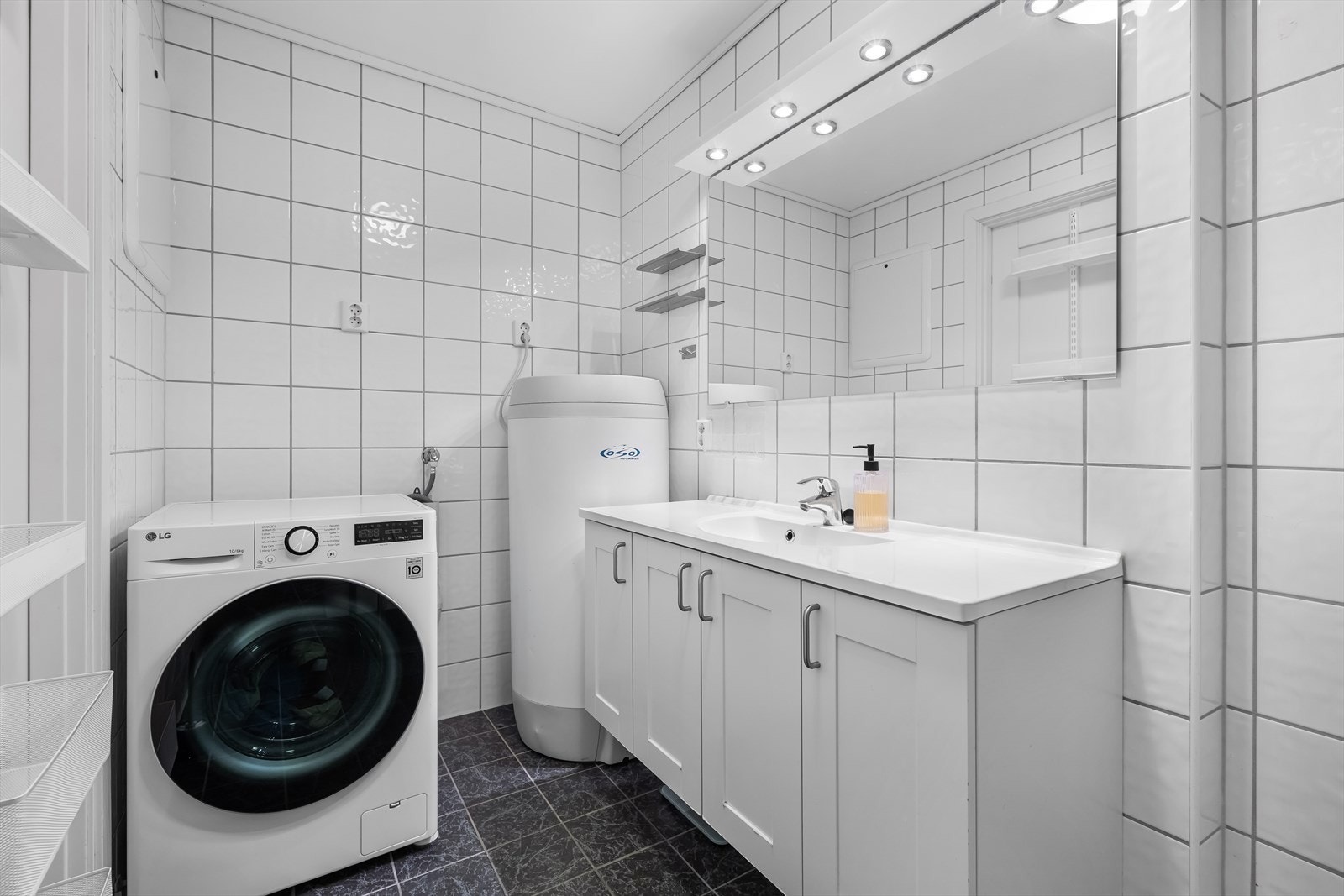 Baderom 2. etg. God plass til vaskemaskin. Galleribilde