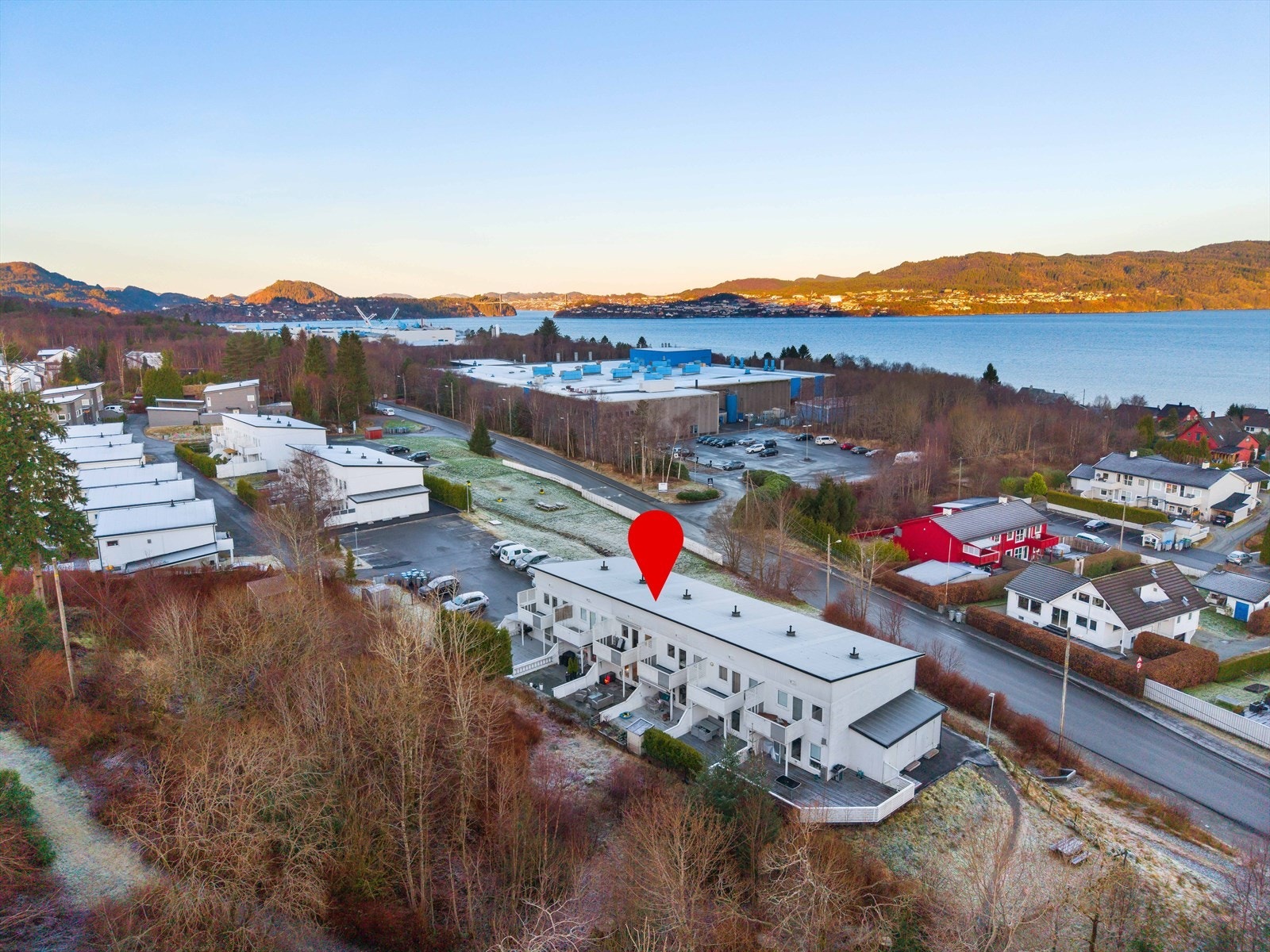 Koselig nabolag med mye lik bebyggelse og nærhet til det meste man måtte trenge i et nabolag. Galleribilde