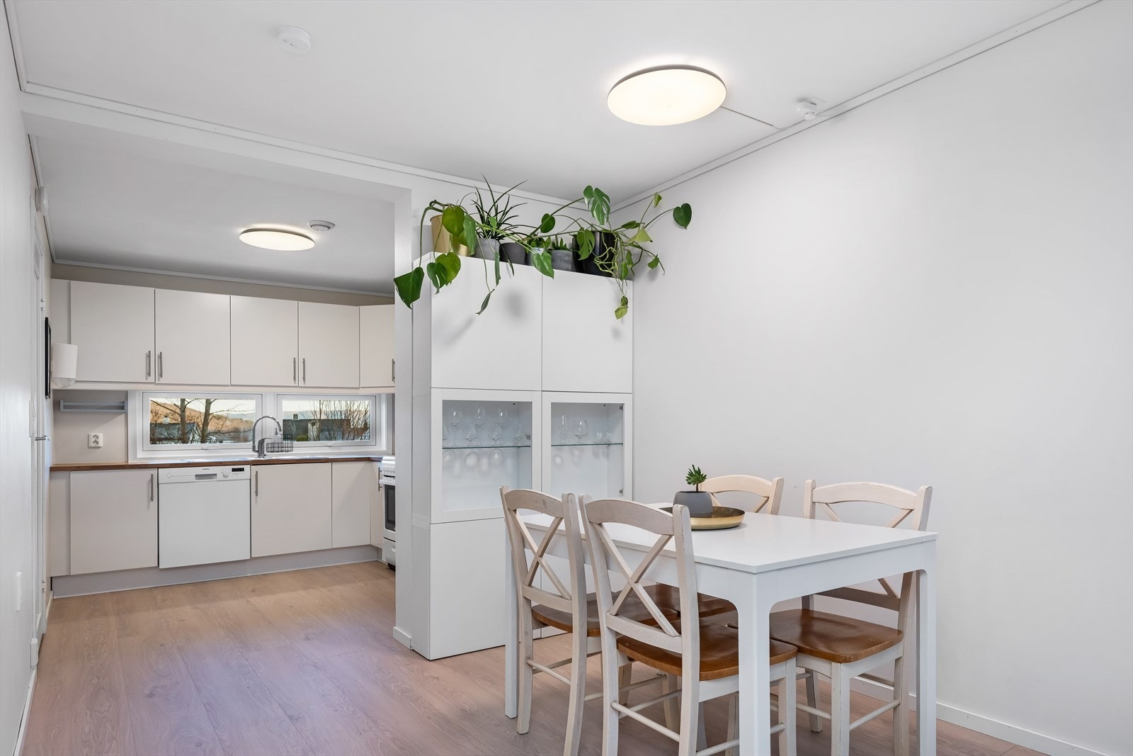 God plass til spisebord. Delvis åpen kjøkkenløsning. Galleribilde