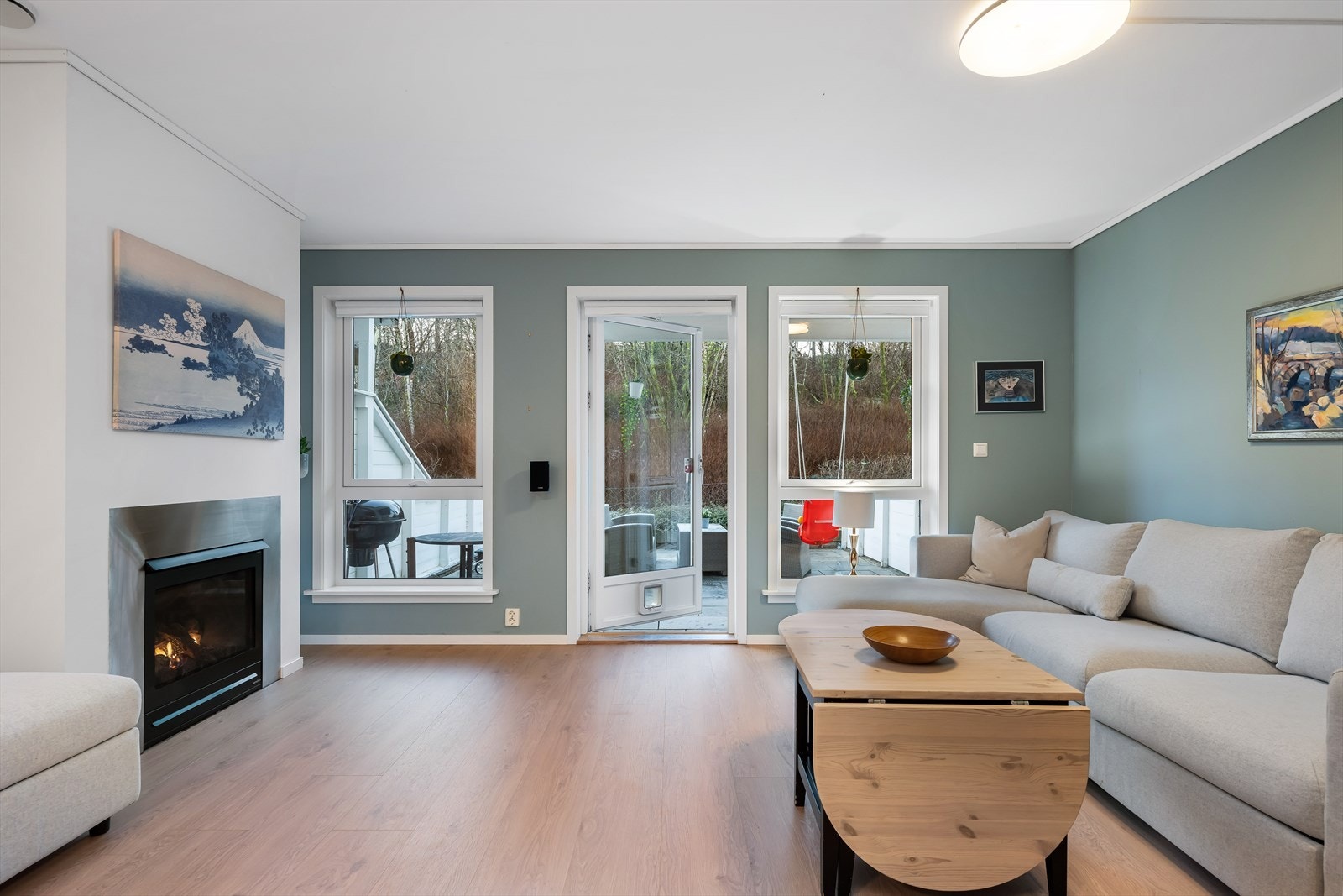 Stor og god stue med montert gasspeis. Varmer opp godt. Galleribilde