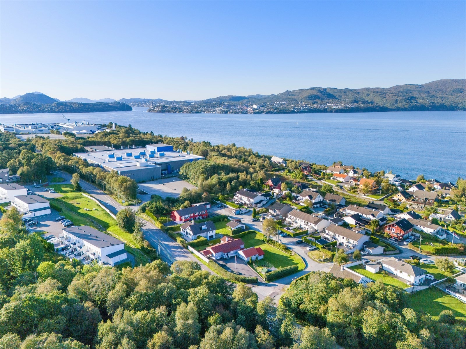 Mye grøntområder rundt boligen. Galleribilde