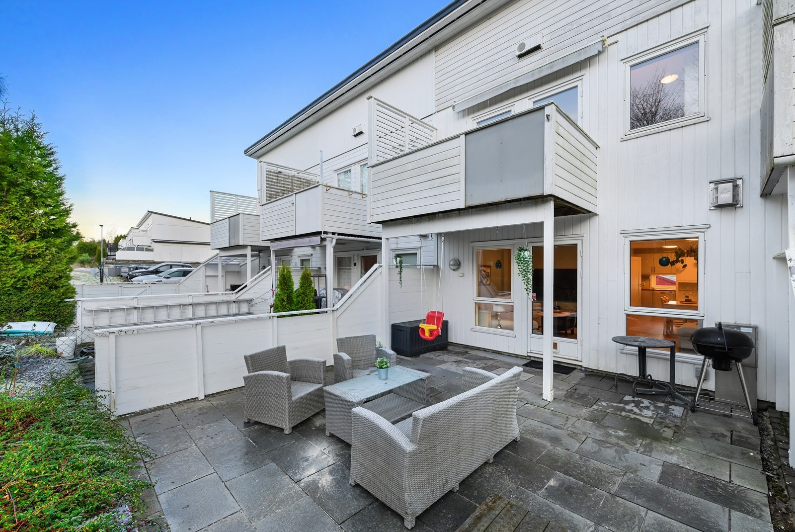 Stort og fint uteområdet med god plass til gjester og koselige lag. Galleribilde