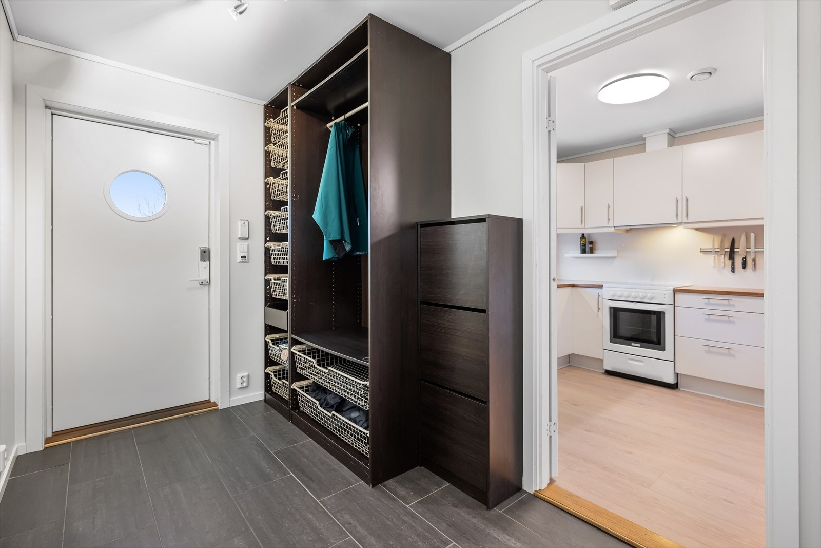 Velkommen inn! God plass til garderobeløsning i entré. Galleribilde