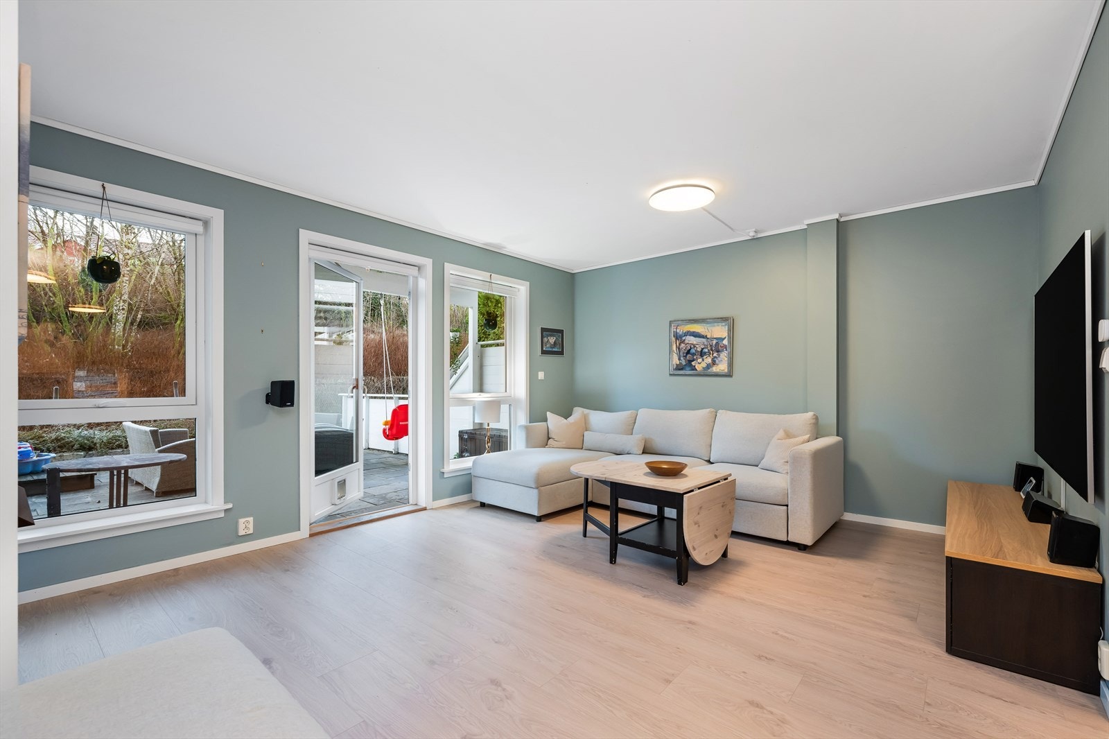 Stor og lys stue med utgang til terrasse. Gulv fra 2025. Galleribilde