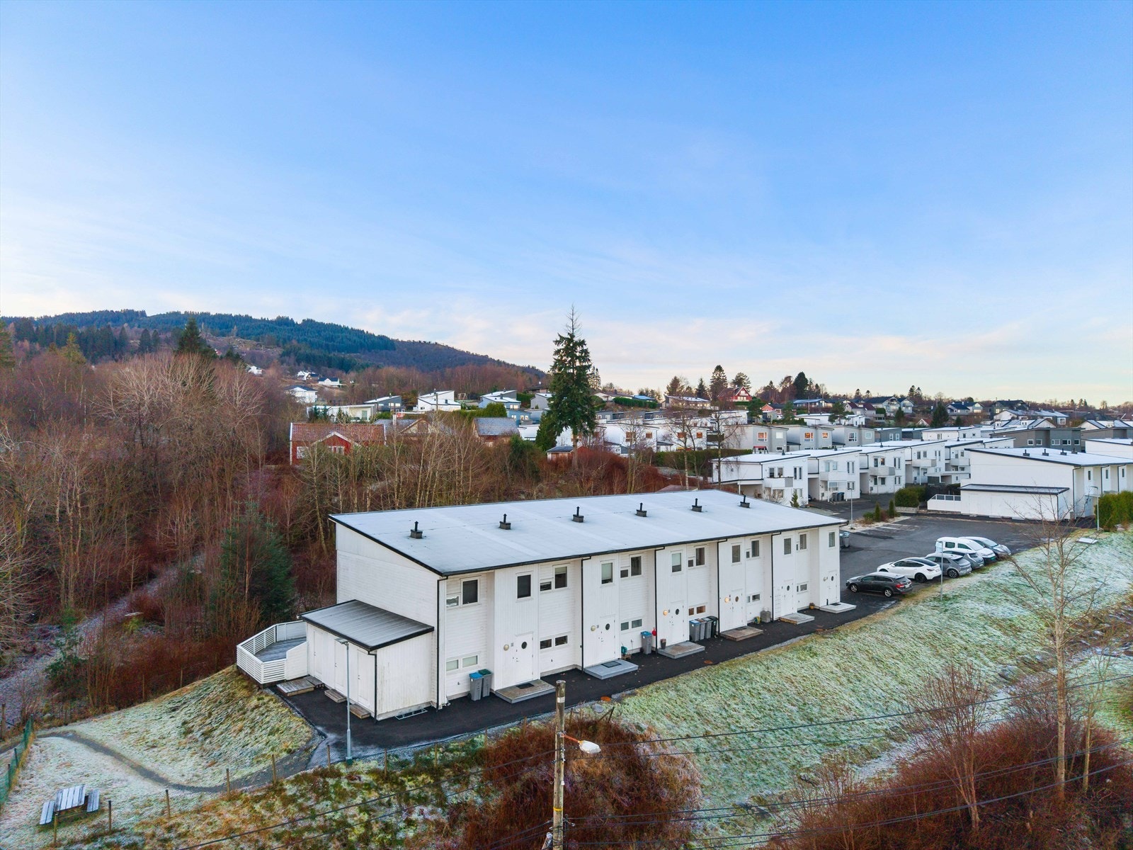 Gode parkeringsmuligheter rett ved boligene. Utvendig bod ved parkeringsplass. Galleribilde
