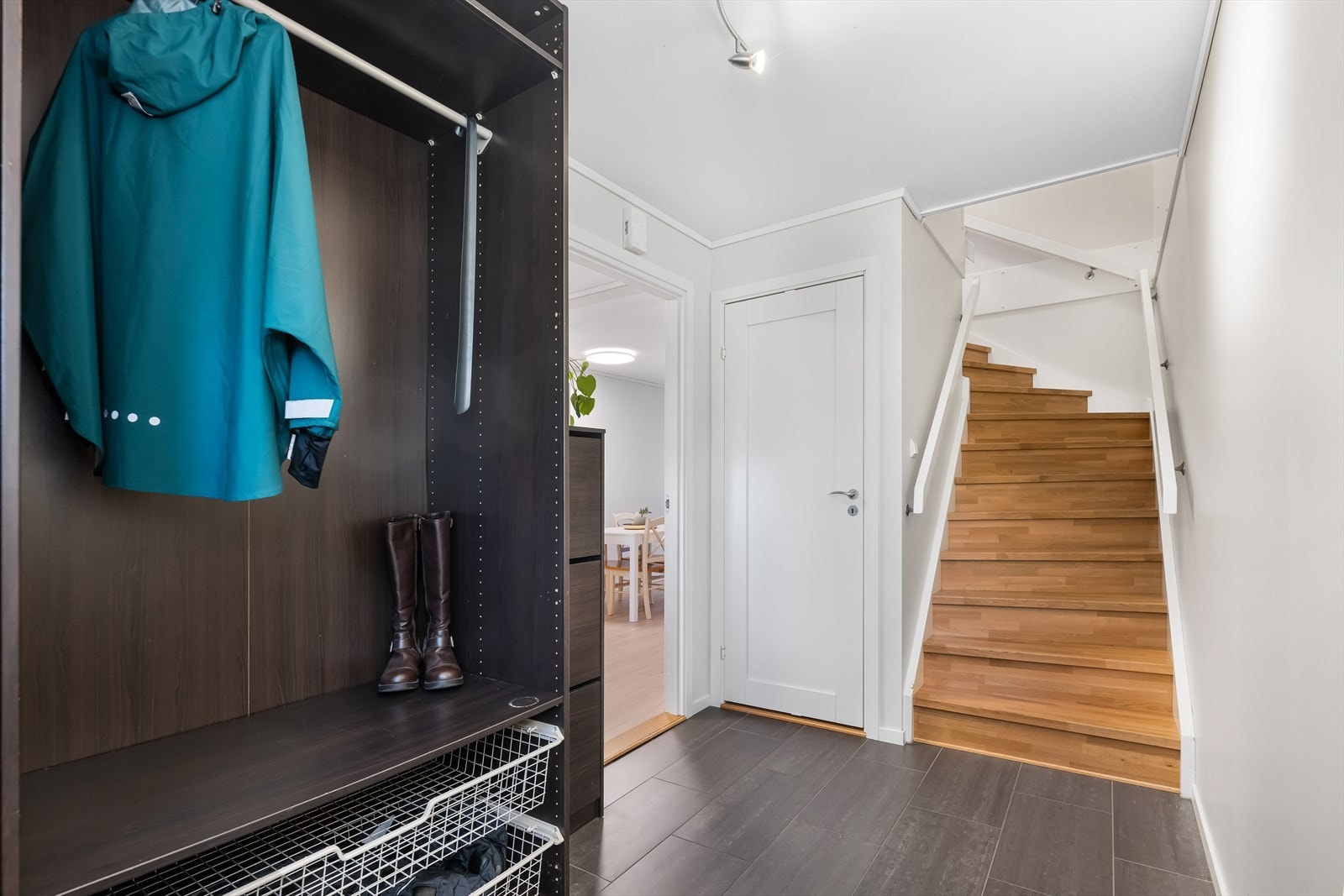 Entré mot trapp, kjøkken/stue og bod under trapp. Varme i gulv. Galleribilde