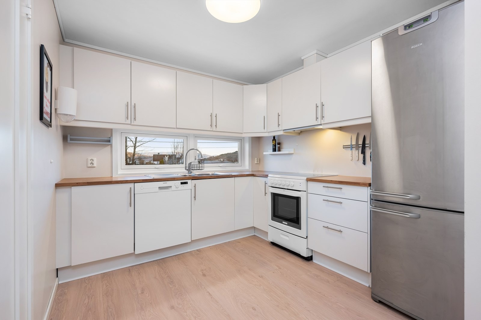 Kjøkken med mye god lagring. Galleribilde