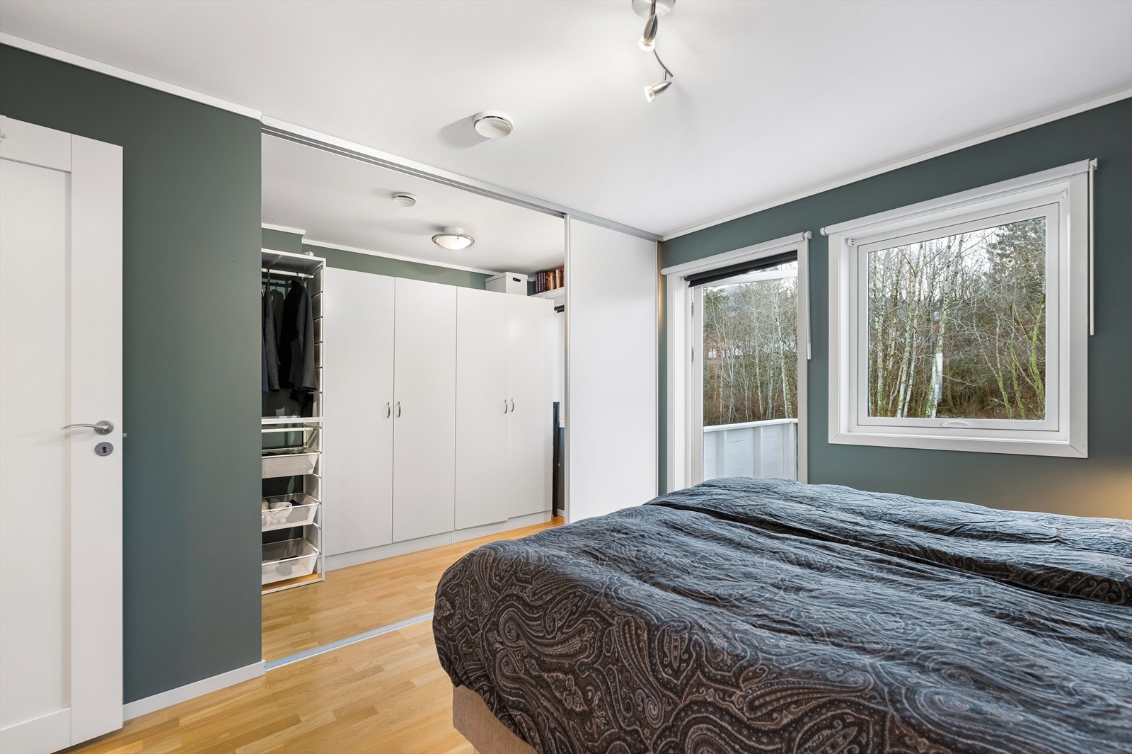 Stor walk-in garderobe på hovedsoverommet. Galleribilde