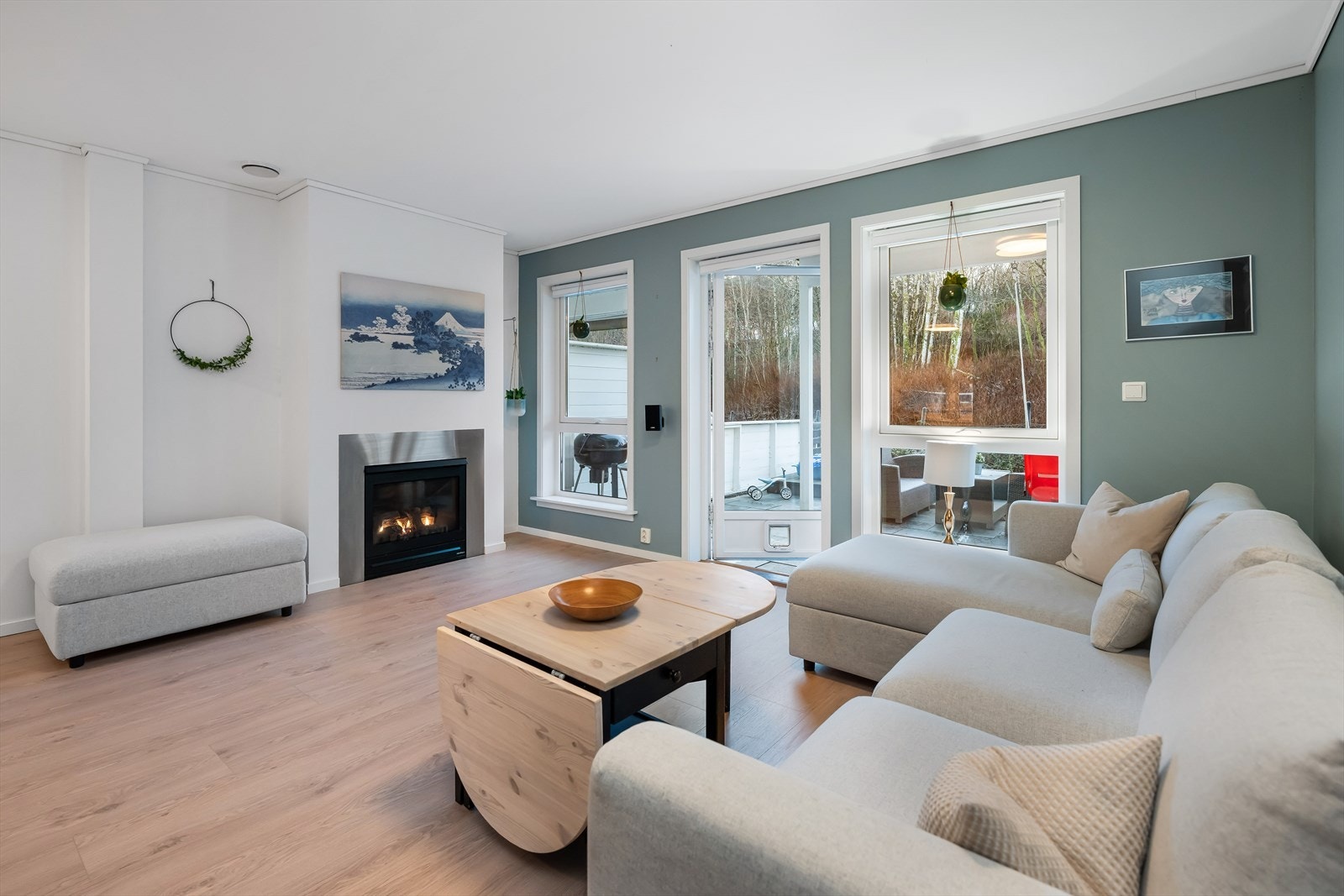 Velkommen til Øvre Hordvikneset 26. Et flott rekkehus i moderne stil med god planløsning og nærhet til barnehage, skole, idrettsplass, skog og natur. Galleribilde