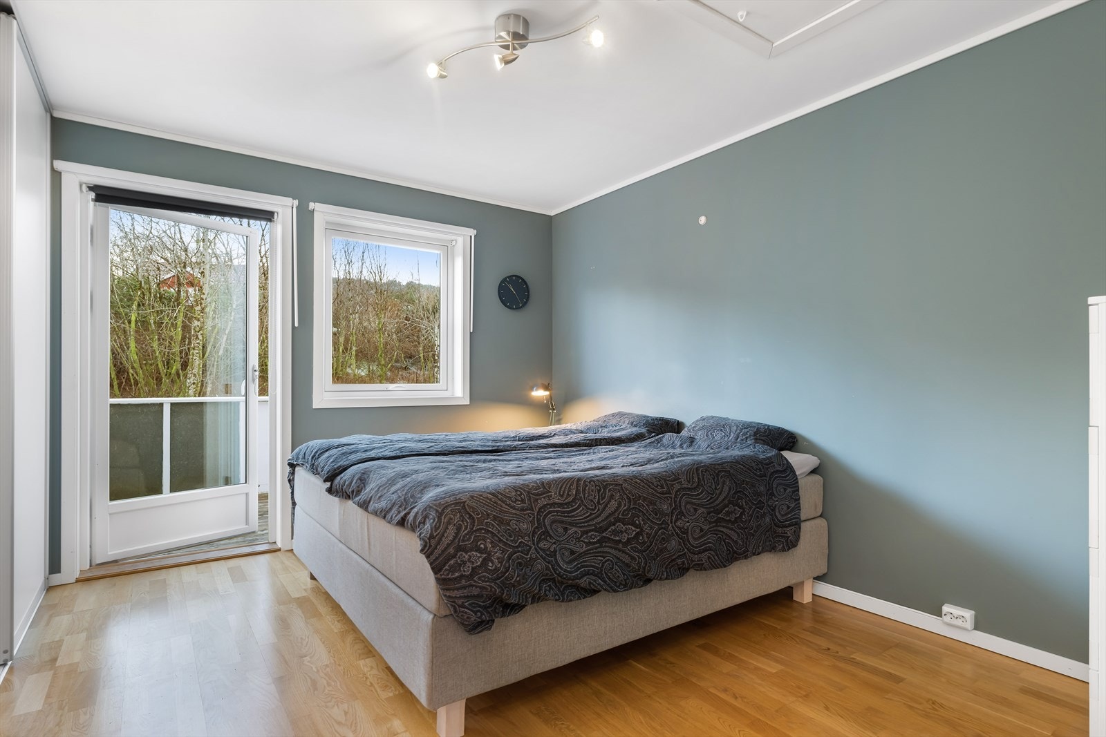 Hovedsoverommet er i meget god størrelse med utgang til altan samt egen walk-in garderobe. Også god lagring på loft. Galleribilde