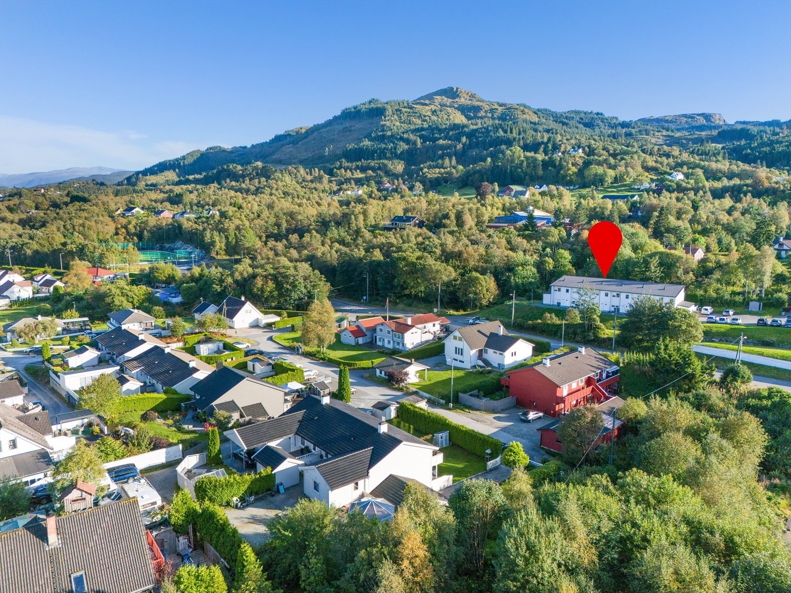 Sommerstid har man flotte turmuligheter som Veten og andre bydelsfjell, fotballbane rett ved, lekeplasser rett ved samt stier og turveier. Galleribilde