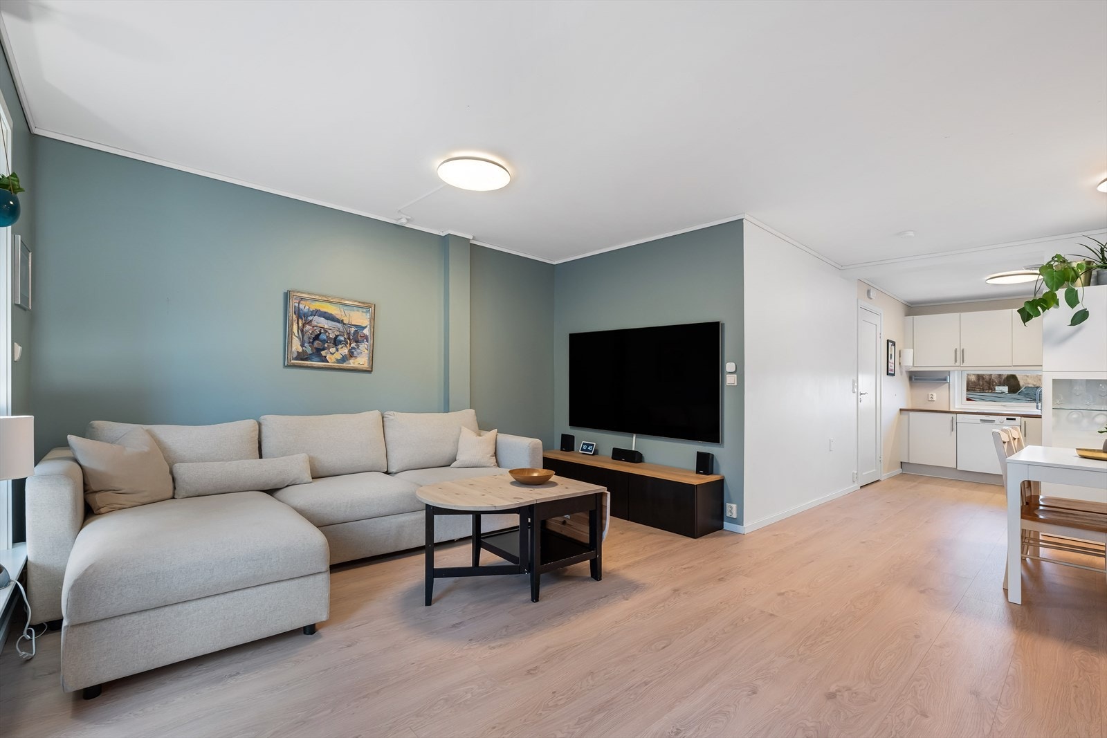 Stue med god plass til møblering. Åpen løsning mot kjøkken. Galleribilde