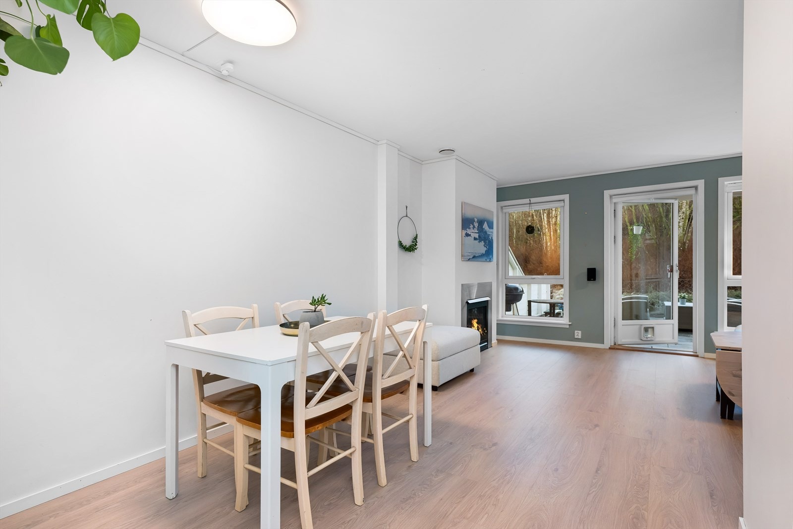 Spiseplass mot stue. Åpen og fin løsning som gir godt med luft i rommet. Galleribilde