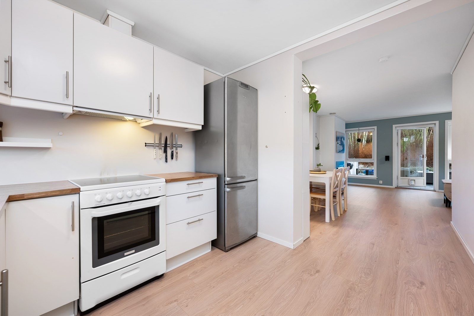 Kjøkken mot spisestue og stue. Galleribilde